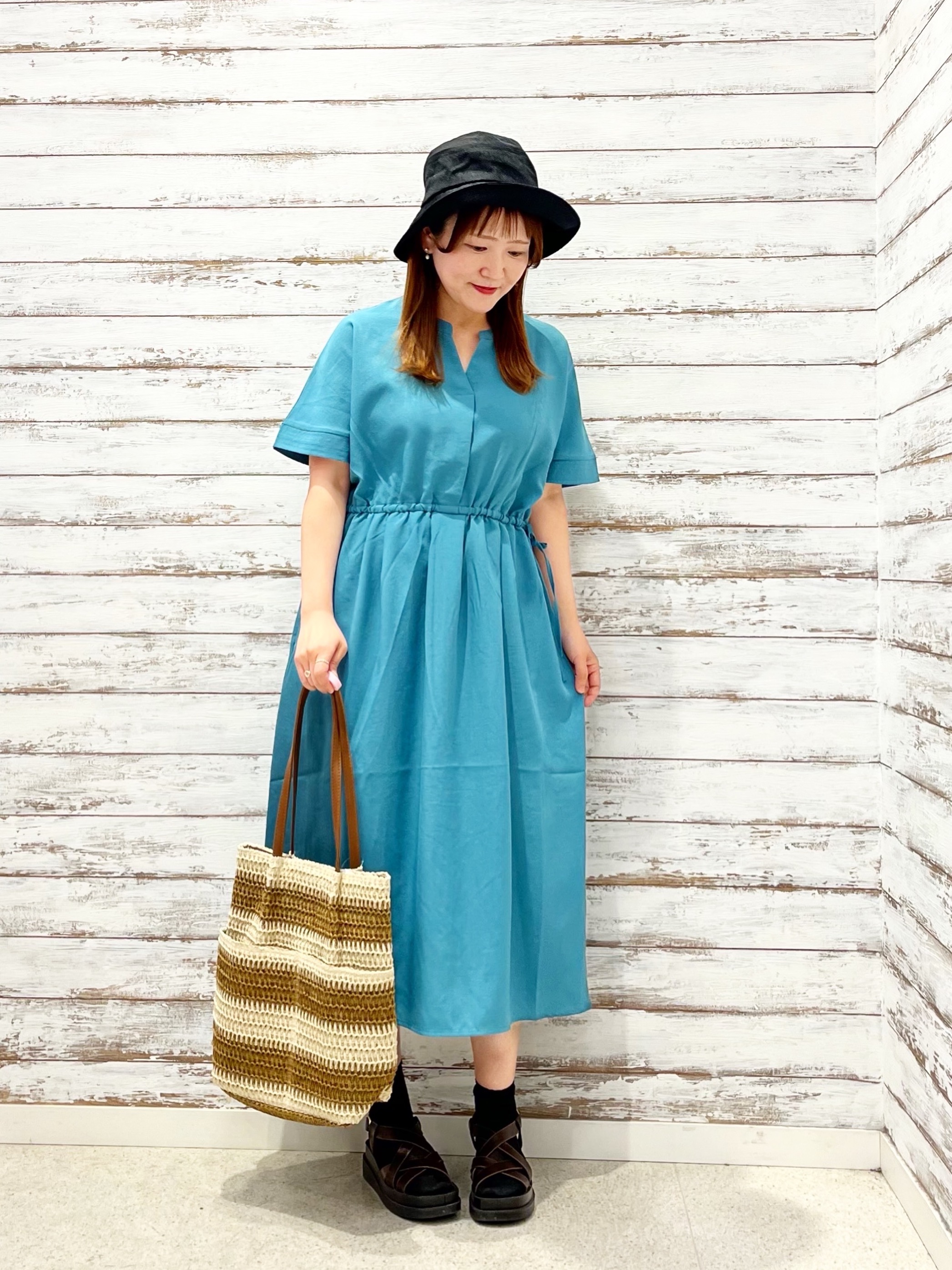 ゆっきーさんの「SHOO･LA･RUE｜【洗濯機可/体型カバー】ウエストシャーリングで女性らしく 麻調スキッパーサイドリボンワンピース」を使ったコーディネート