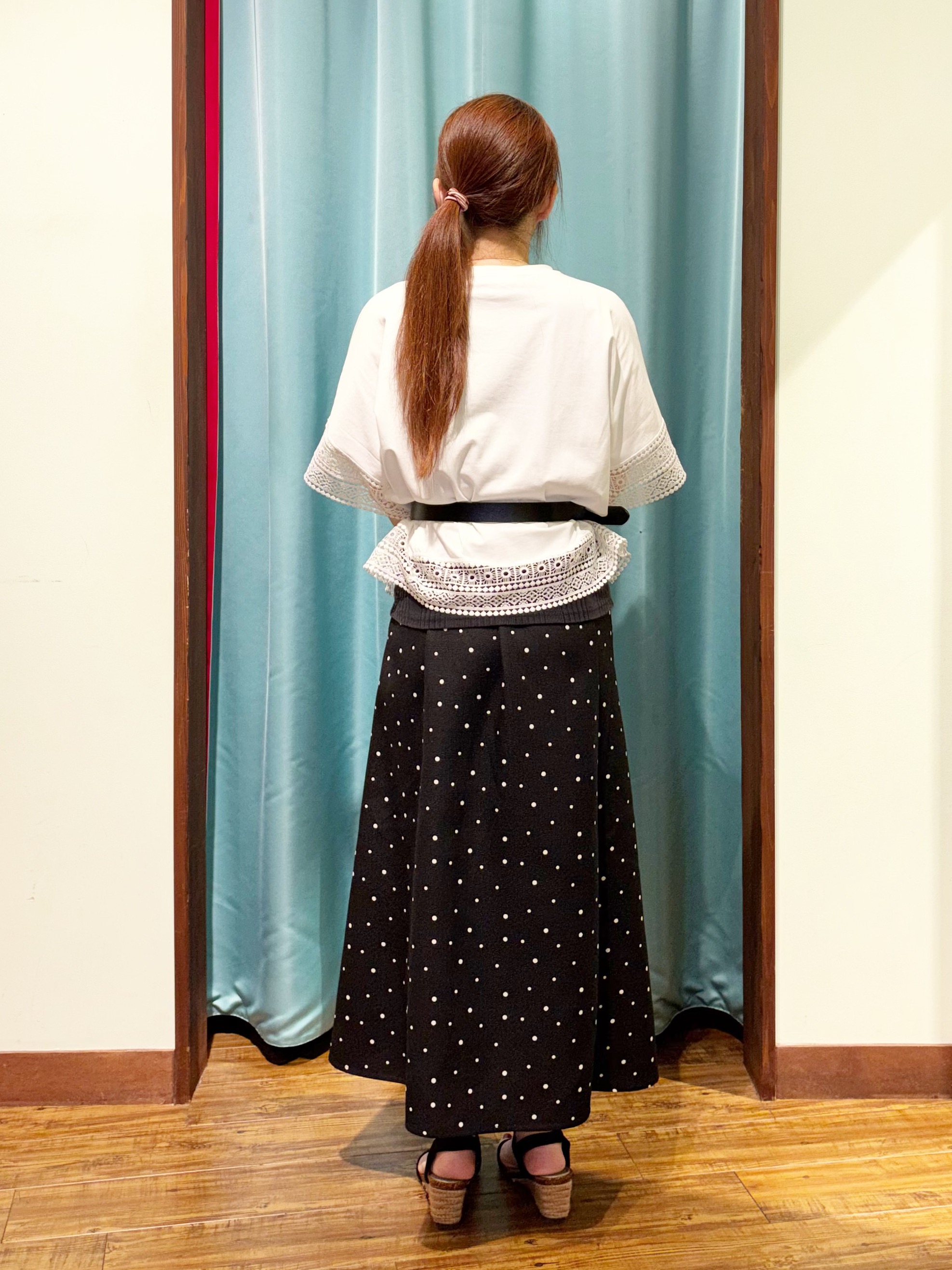 tukiさんの「SHOO･LA･RUE｜【洗濯機可/体型カバー/S-LL】レース使いがポイント デザインTシャツ」を使ったコーディネート