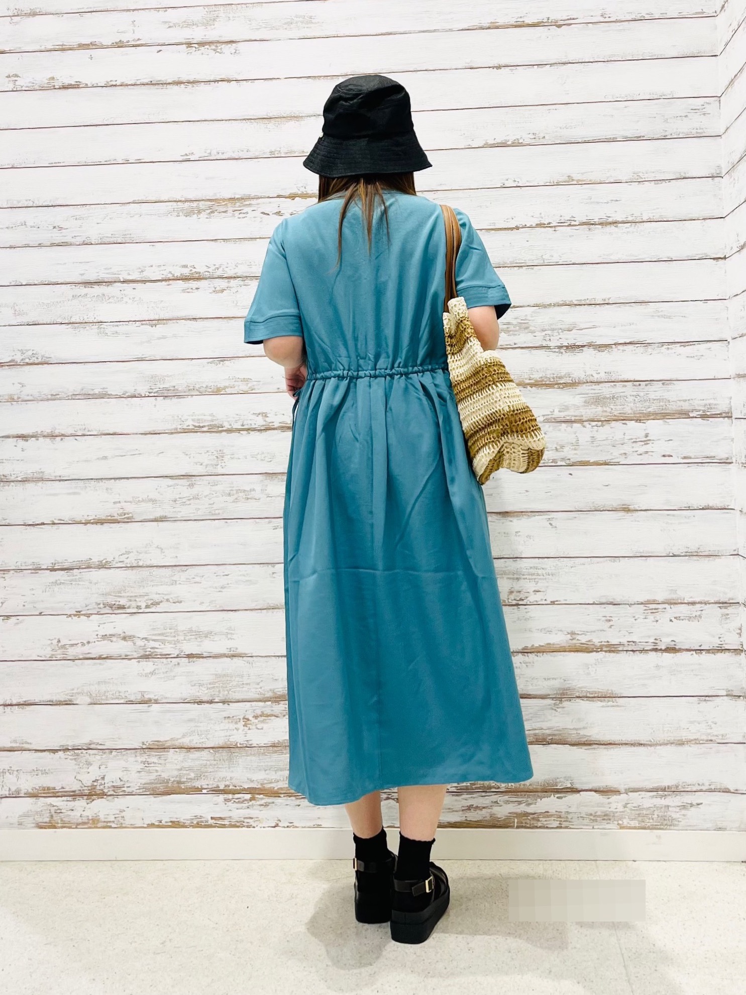 ゆっきーさんの「SHOO･LA･RUE｜【洗濯機可/体型カバー】ウエストシャーリングで女性らしく 麻調スキッパーサイドリボンワンピース」を使ったコーディネート