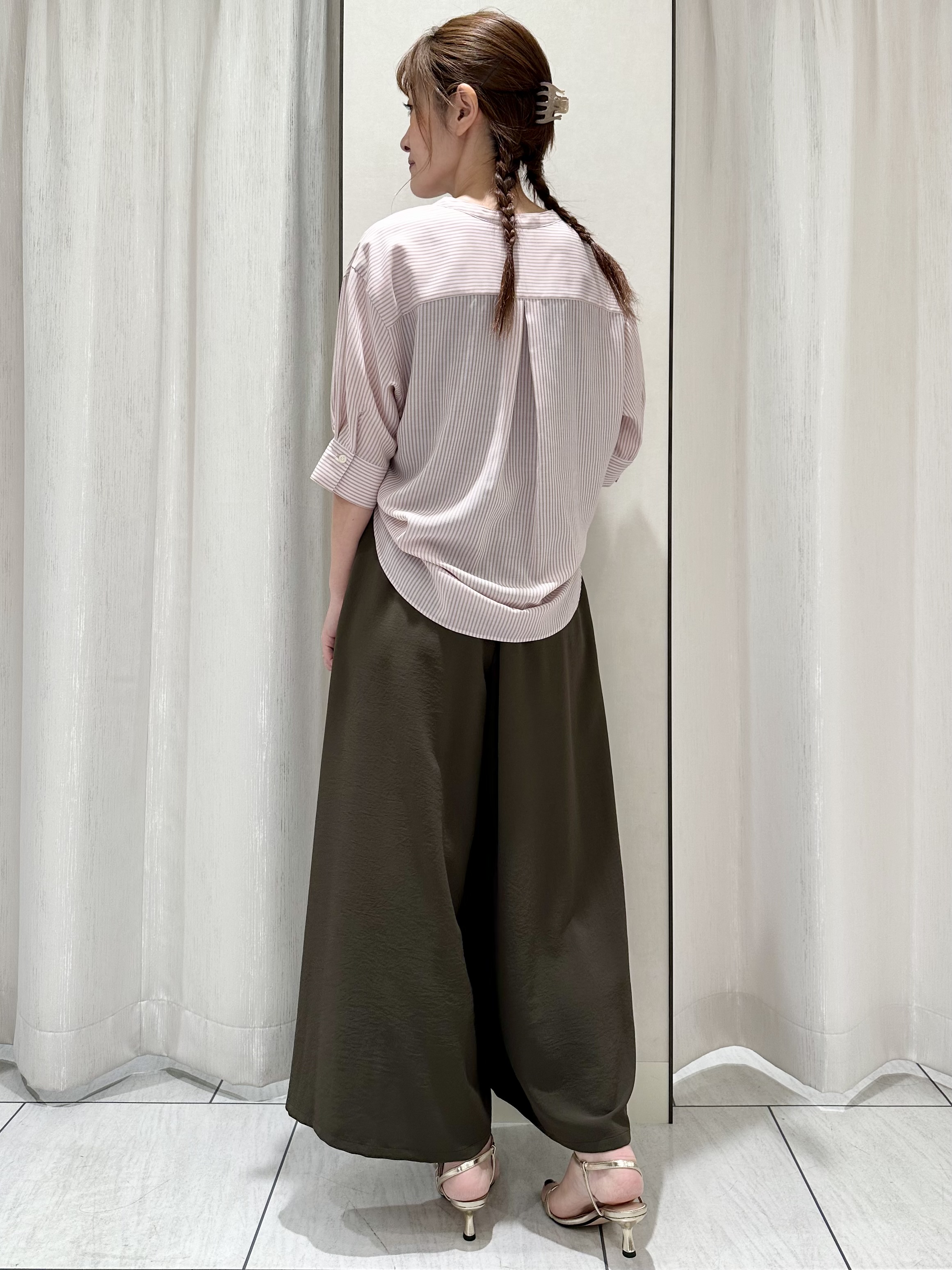 komiさんの「UNTITLED｜【接触冷感/通気性/洗える】フロントフリルブラウス」を使ったコーディネート
