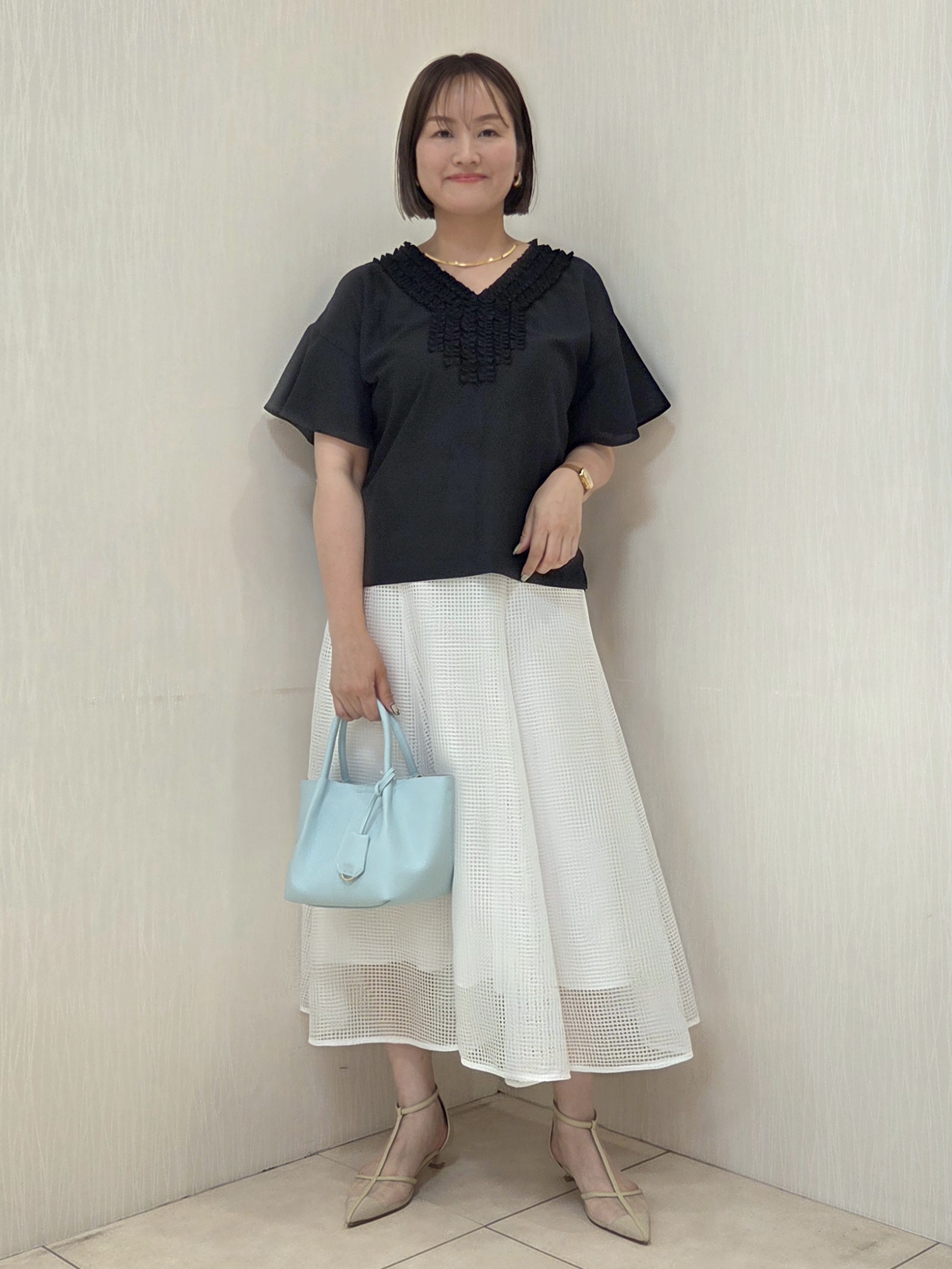 naokoさんの「UNTITLED｜【接触冷感/通気性/洗える】Vネックフリルブラウス」を使ったコーディネート