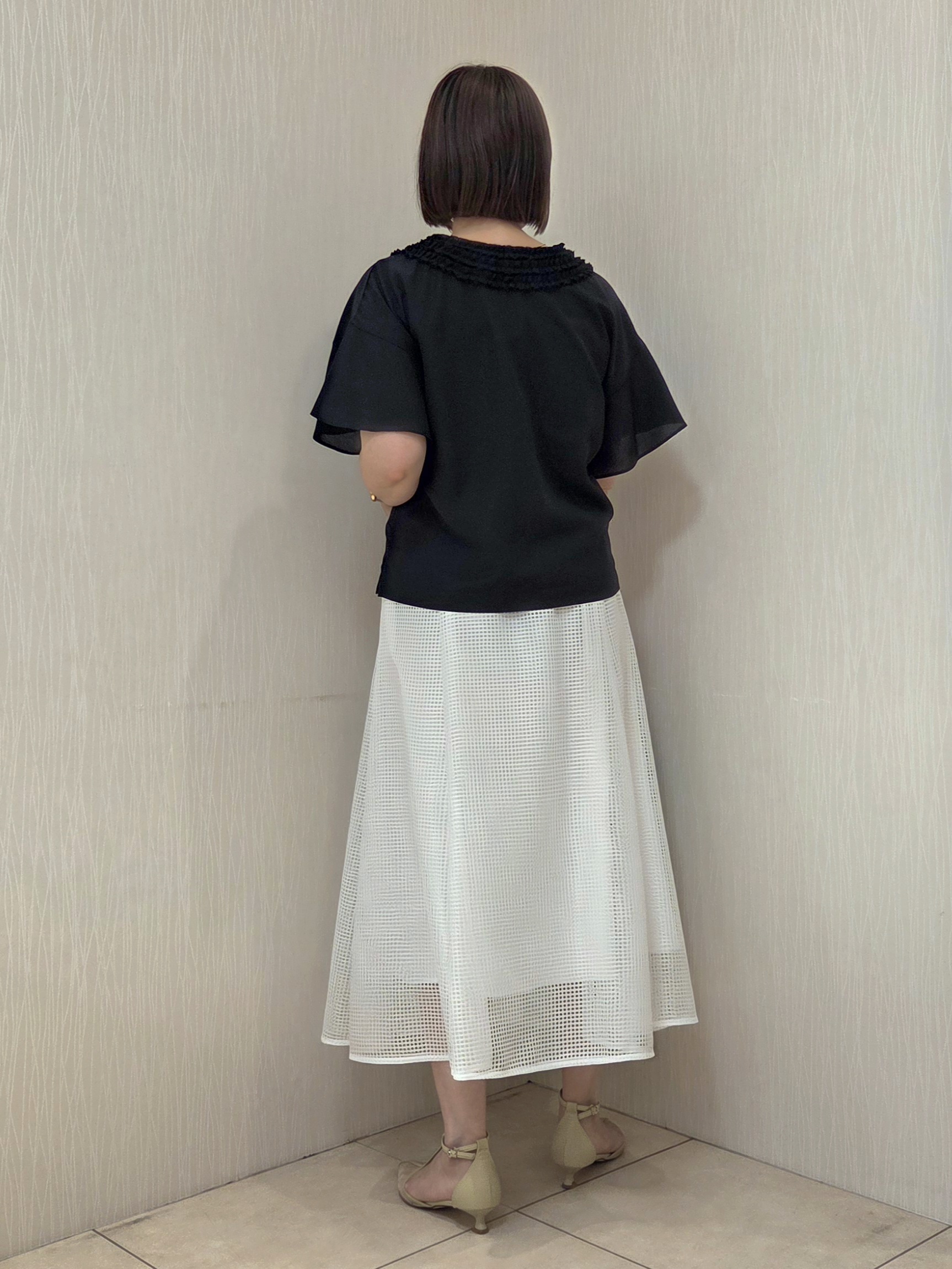 naokoさんの「UNTITLED｜【接触冷感/通気性/洗える】Vネックフリルブラウス」を使ったコーディネート