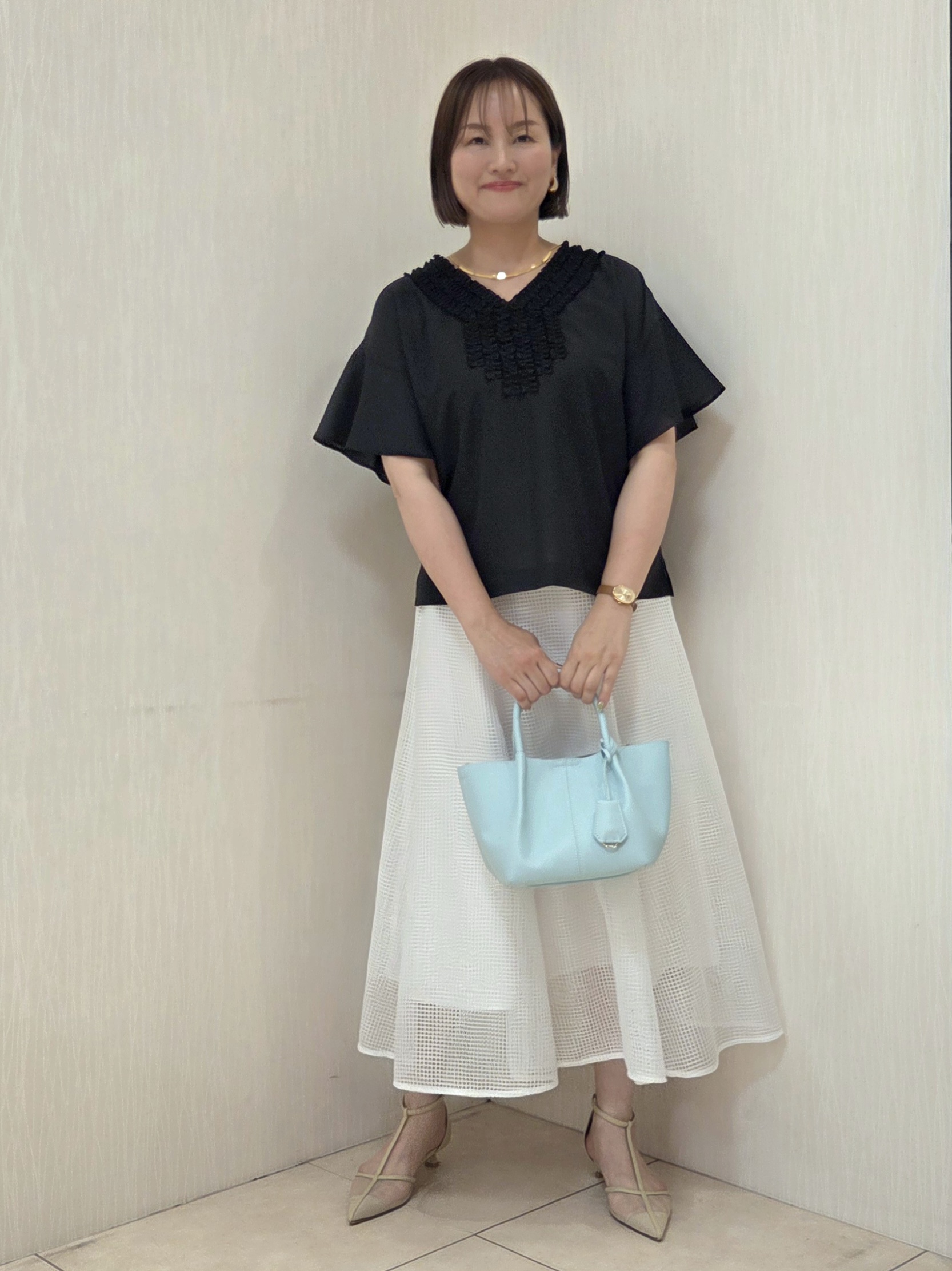 naokoさんの「UNTITLED｜【接触冷感/通気性/洗える】Vネックフリルブラウス」を使ったコーディネート