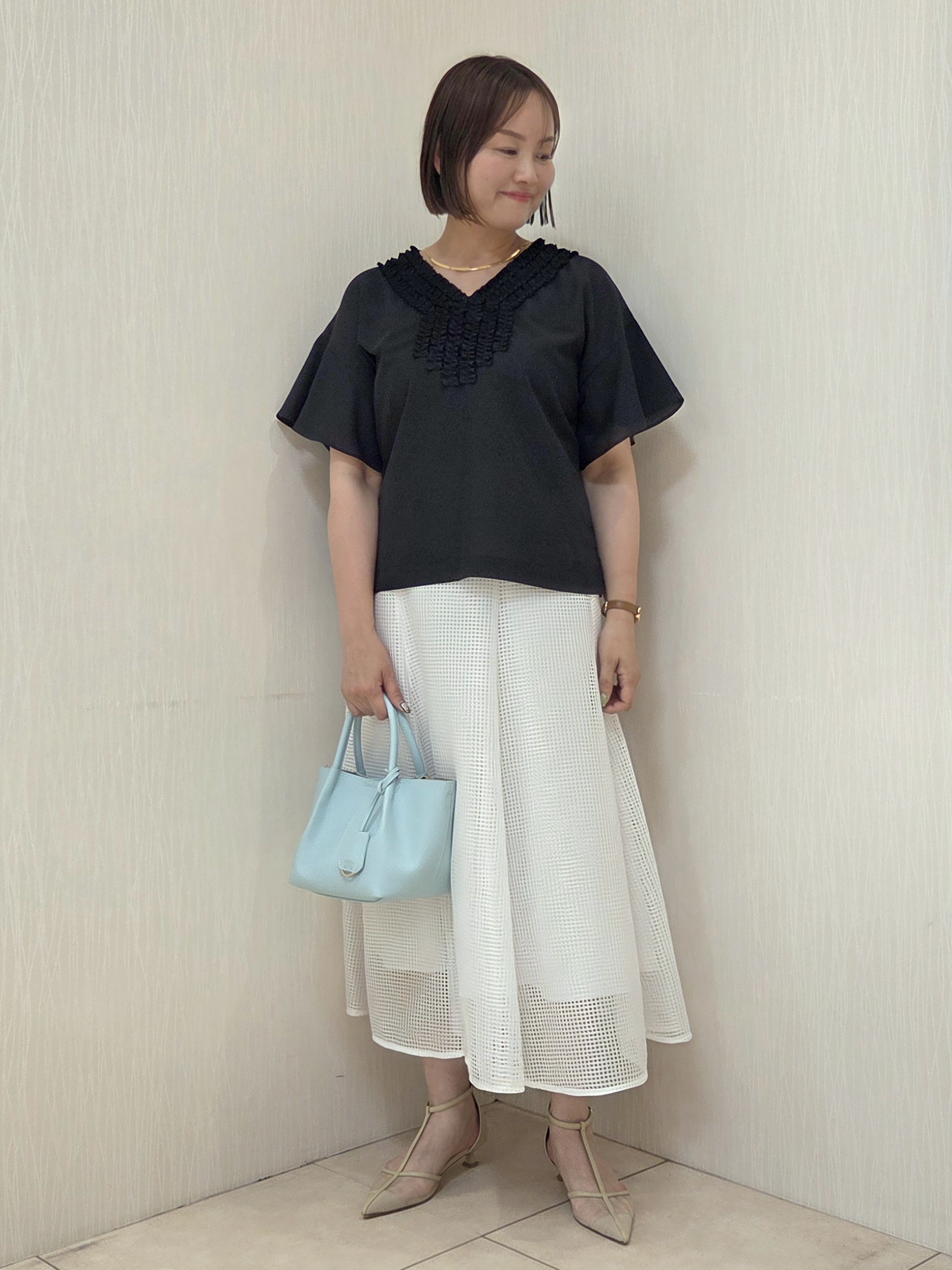 naokoさんの「UNTITLED｜【接触冷感/通気性/洗える】Vネックフリルブラウス」を使ったコーディネート