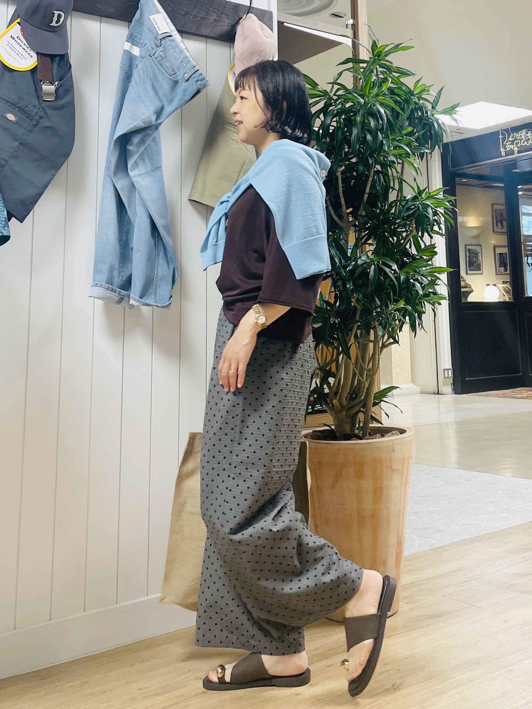 ISOさんの「Dessin｜【マシンウォッシャブル】Vネックシアーカーディガン」を使ったコーディネート