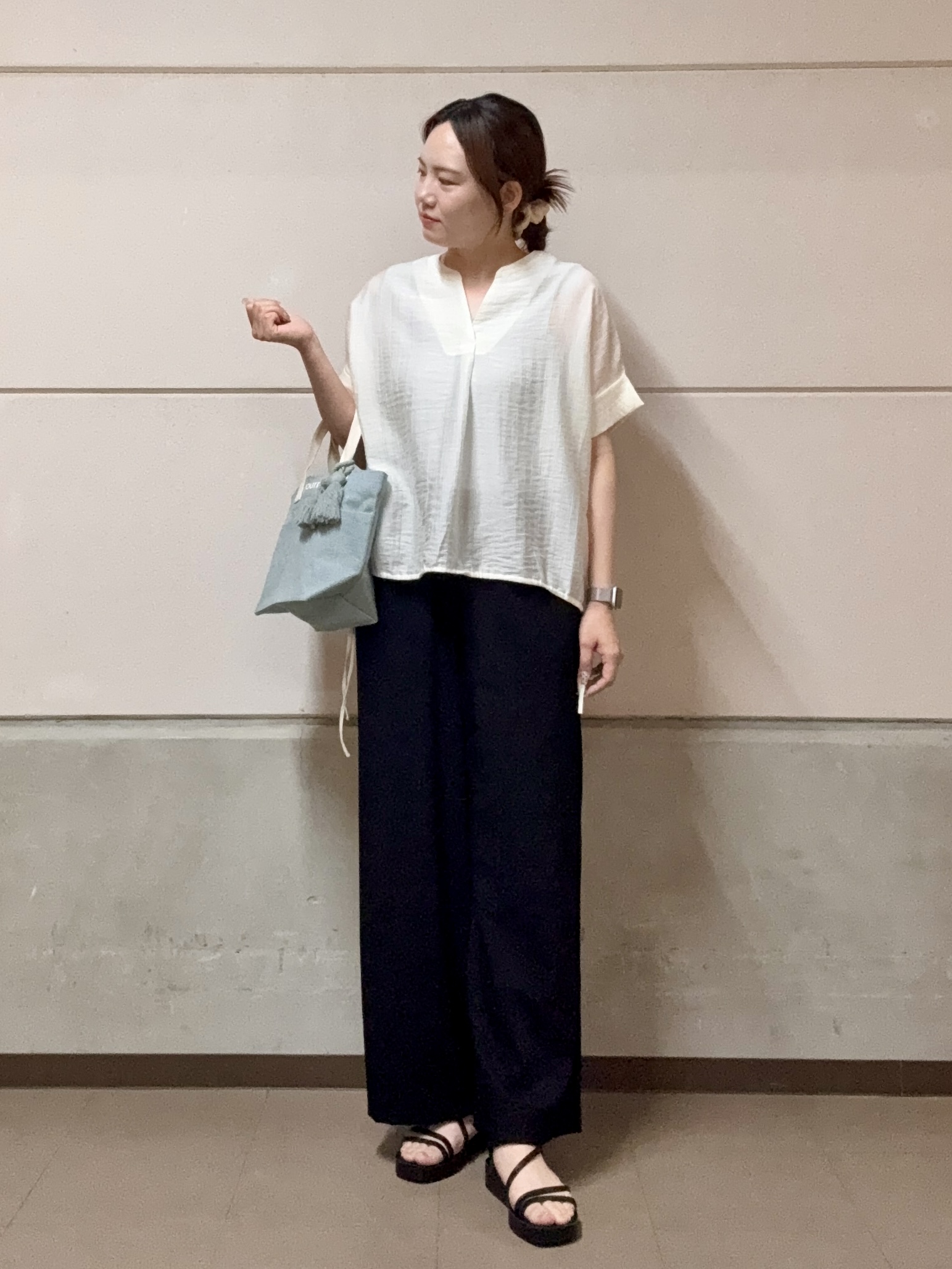 kさんの「SHOO･LA･RUE｜【高レビュー/体型カバー】インせず着られる スキッパー裾リボンブラウス」を使ったコーディネート