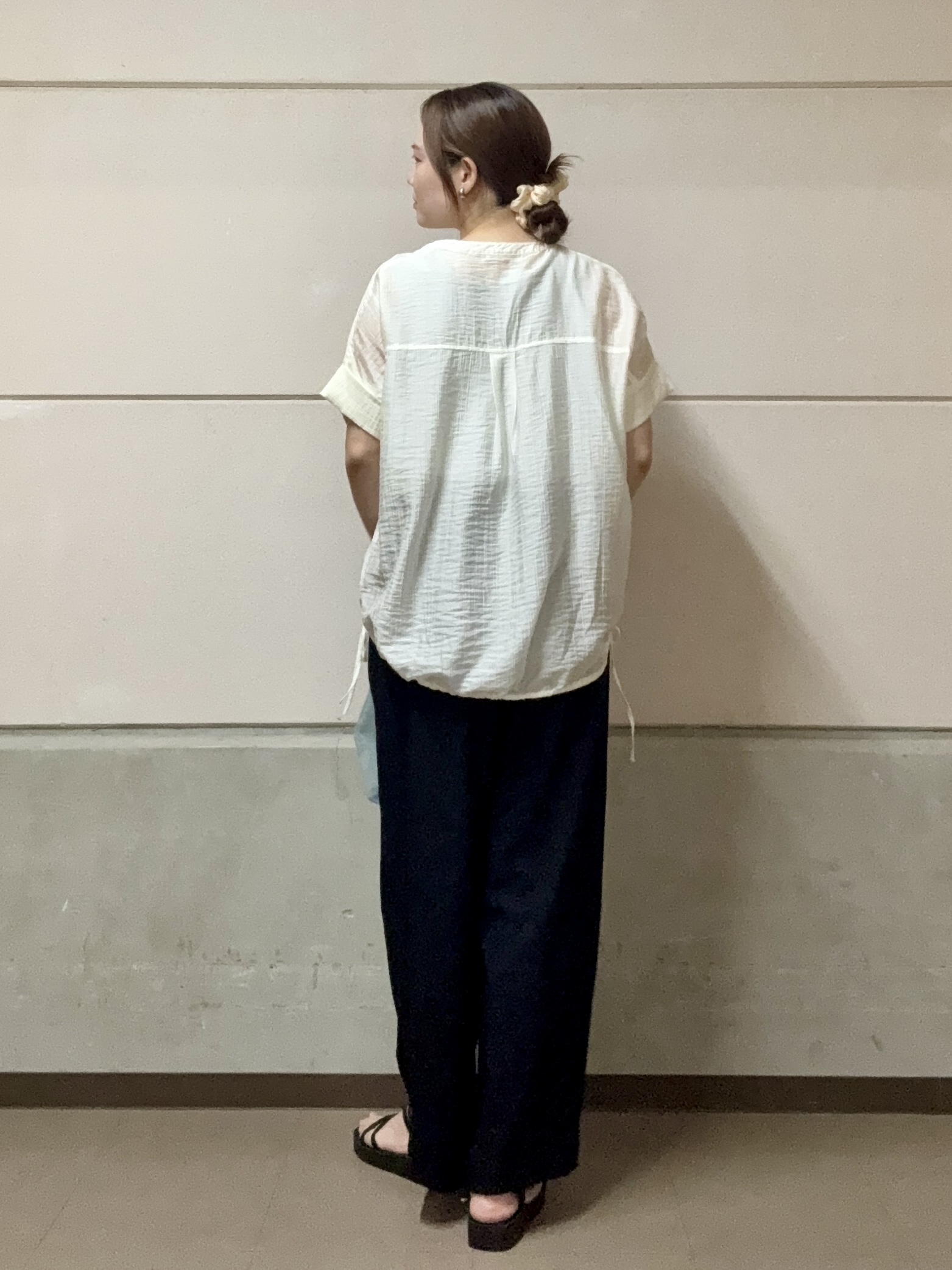 kさんの「SHOO･LA･RUE｜【高レビュー/体型カバー】インせず着られる スキッパー裾リボンブラウス」を使ったコーディネート
