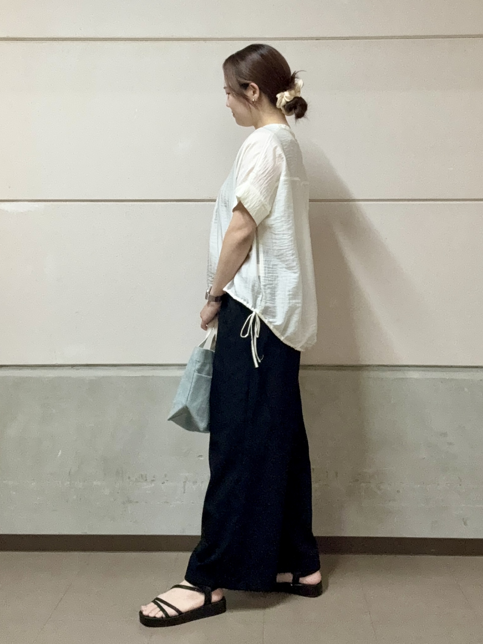 kさんの「SHOO･LA･RUE｜【高レビュー/体型カバー】インせず着られる スキッパー裾リボンブラウス」を使ったコーディネート