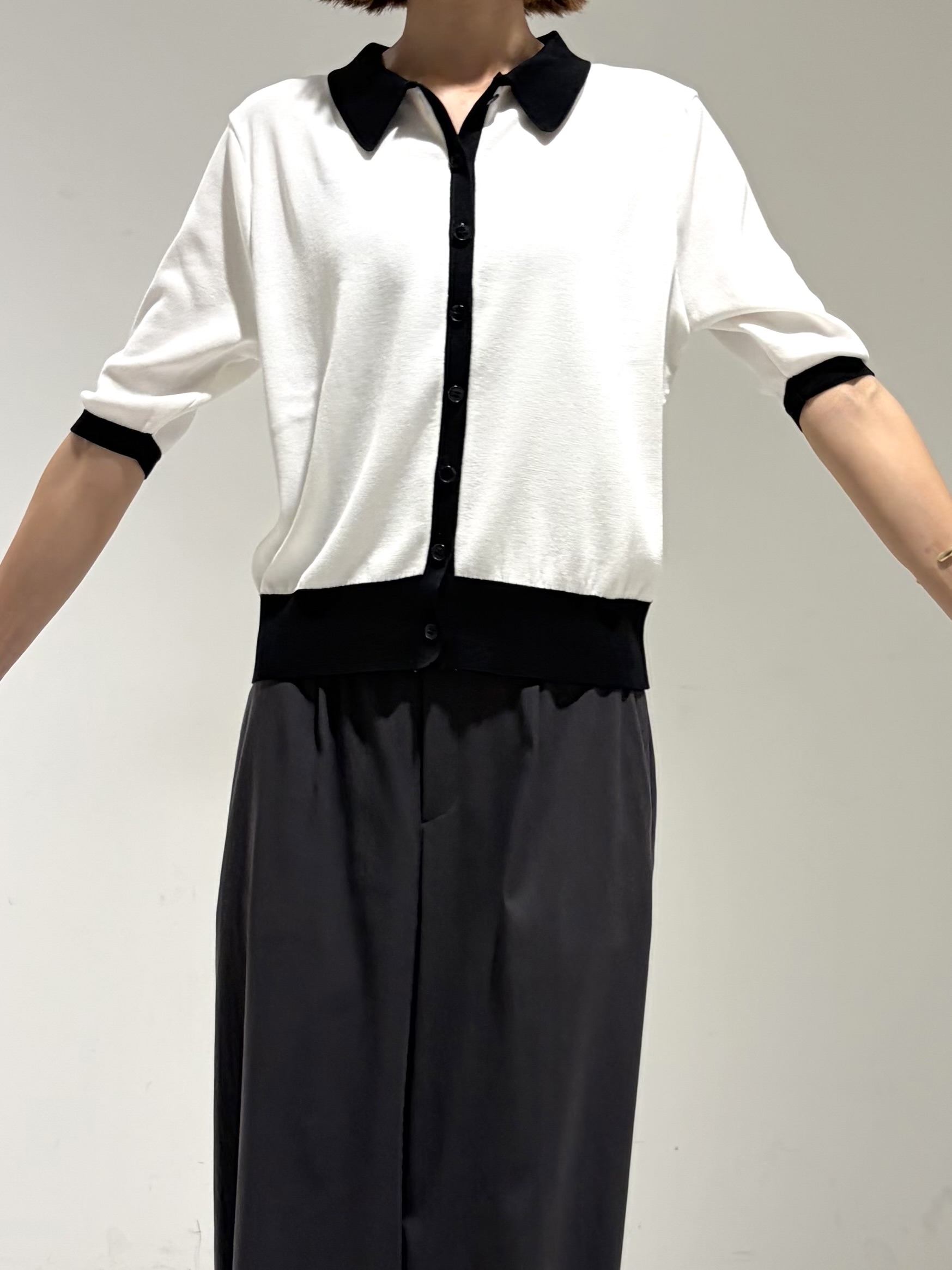 shioriさんの「INDIVI｜【褒められパンツ／洗える／ウエストゴム】ワイドタックパンツ」を使ったコーディネート