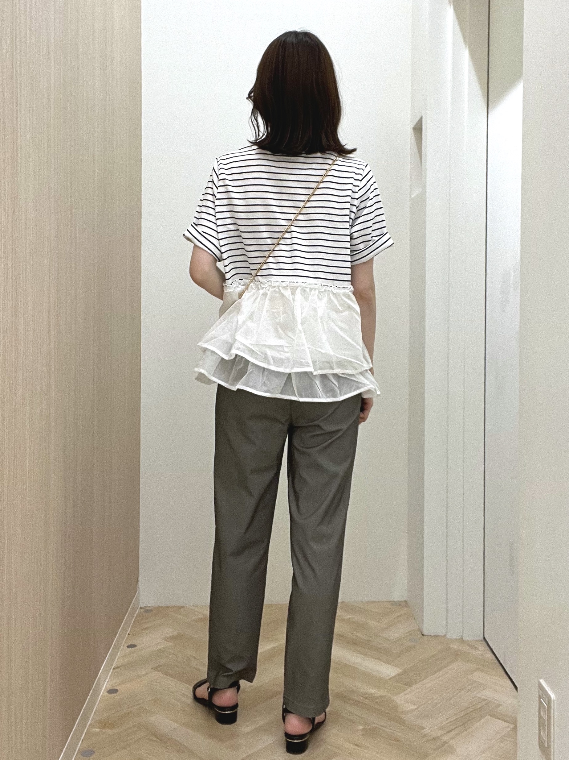  おまつさんの「grove｜【体型カバー】INせず決まる、ウエストシアーフリルTシャツ」を使ったコーディネート