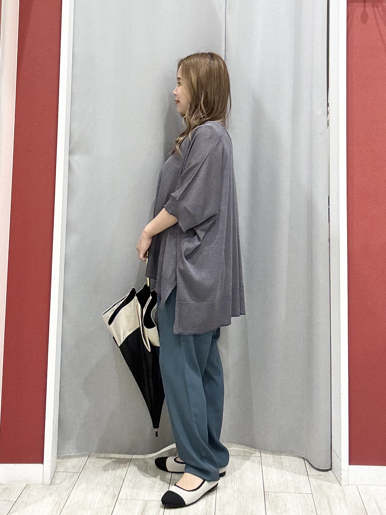 shioさんの「SHOO･LA･RUE｜【洗濯機可/体型カバー】上品ラメがきらめく シアーポンチョ風カーディガン」を使ったコーディネート
