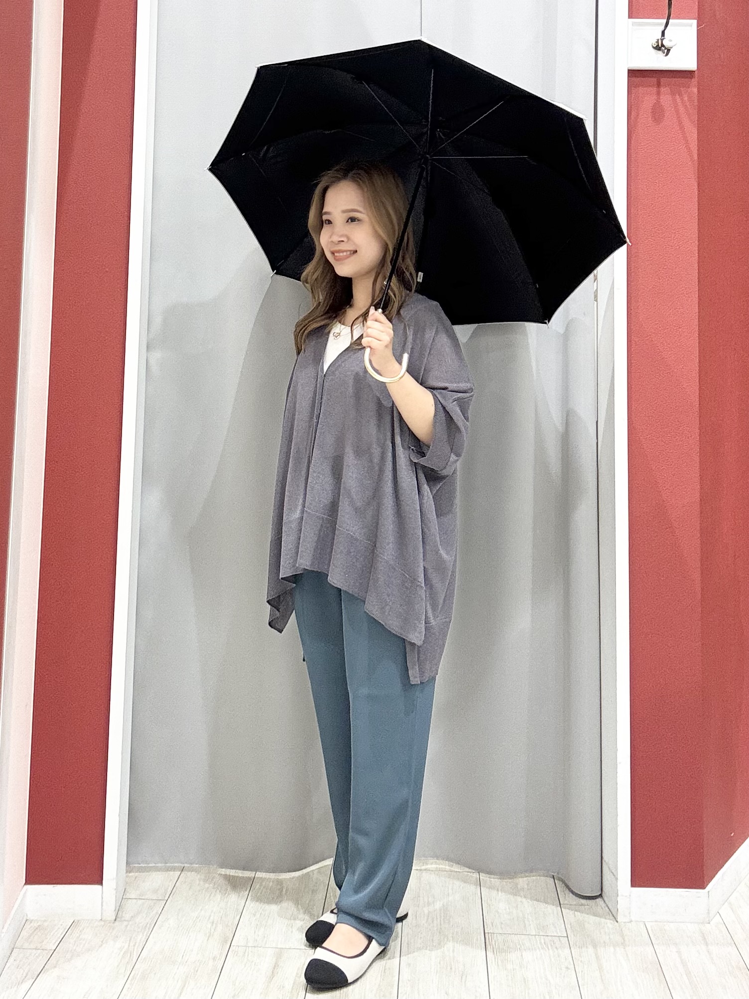 shioさんの「SHOO･LA･RUE｜【洗濯機可/体型カバー】上品ラメがきらめく シアーポンチョ風カーディガン」を使ったコーディネート