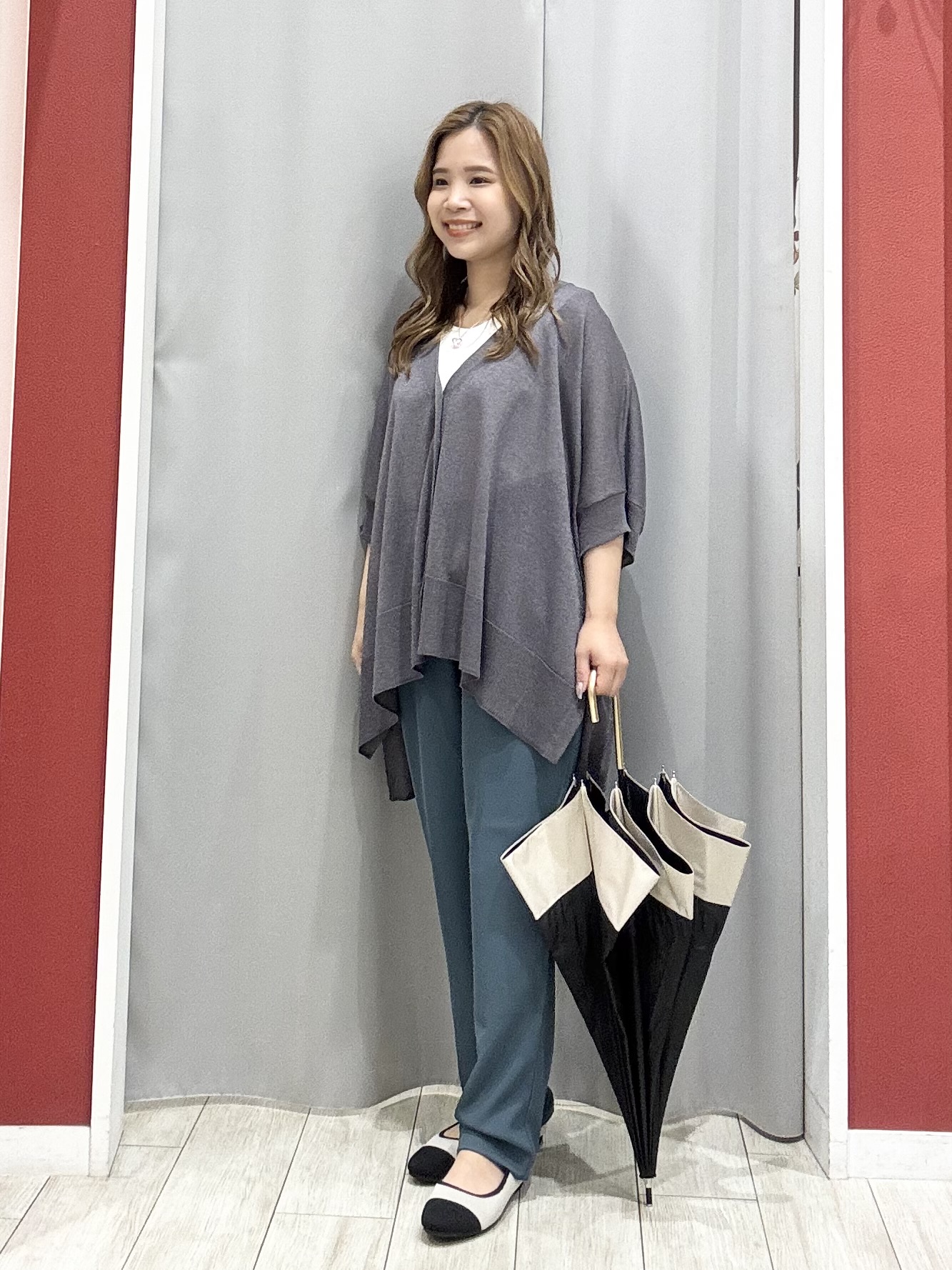 shioさんの「SHOO･LA･RUE｜【洗濯機可/体型カバー】上品ラメがきらめく シアーポンチョ風カーディガン」を使ったコーディネート