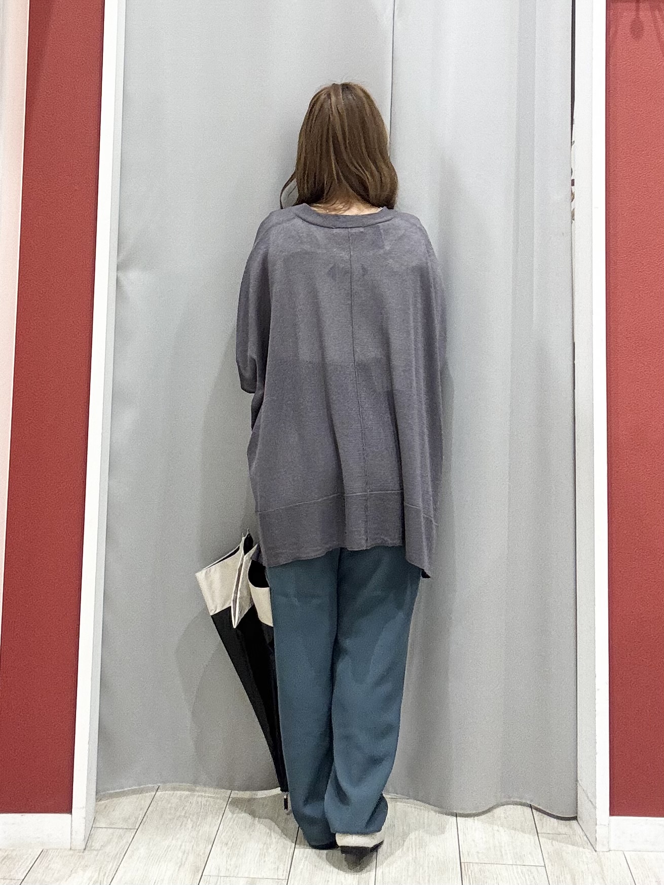shioさんの「SHOO･LA･RUE｜【洗濯機可/体型カバー】上品ラメがきらめく シアーポンチョ風カーディガン」を使ったコーディネート