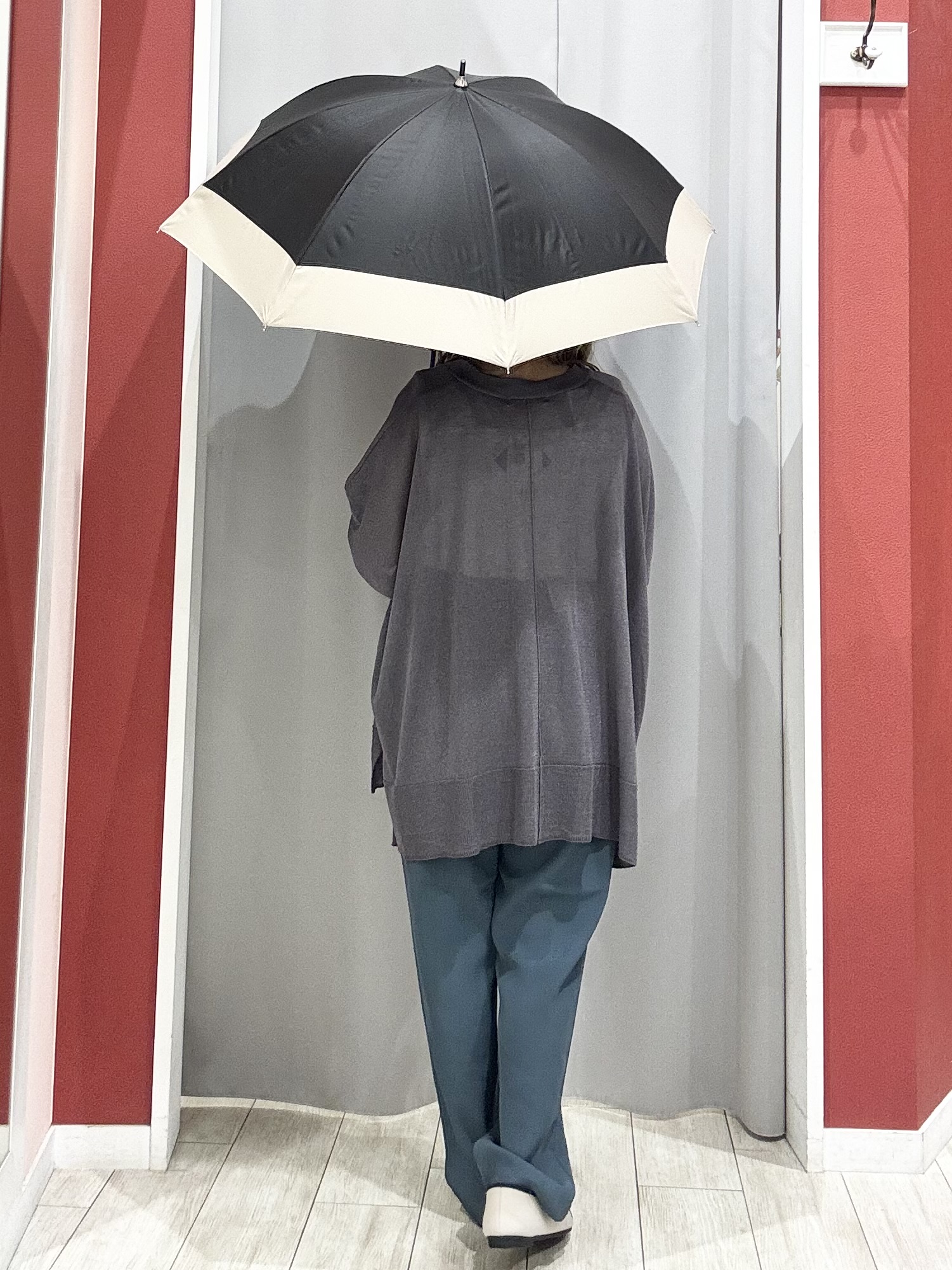 shioさんの「SHOO･LA･RUE｜【洗濯機可/体型カバー】上品ラメがきらめく シアーポンチョ風カーディガン」を使ったコーディネート