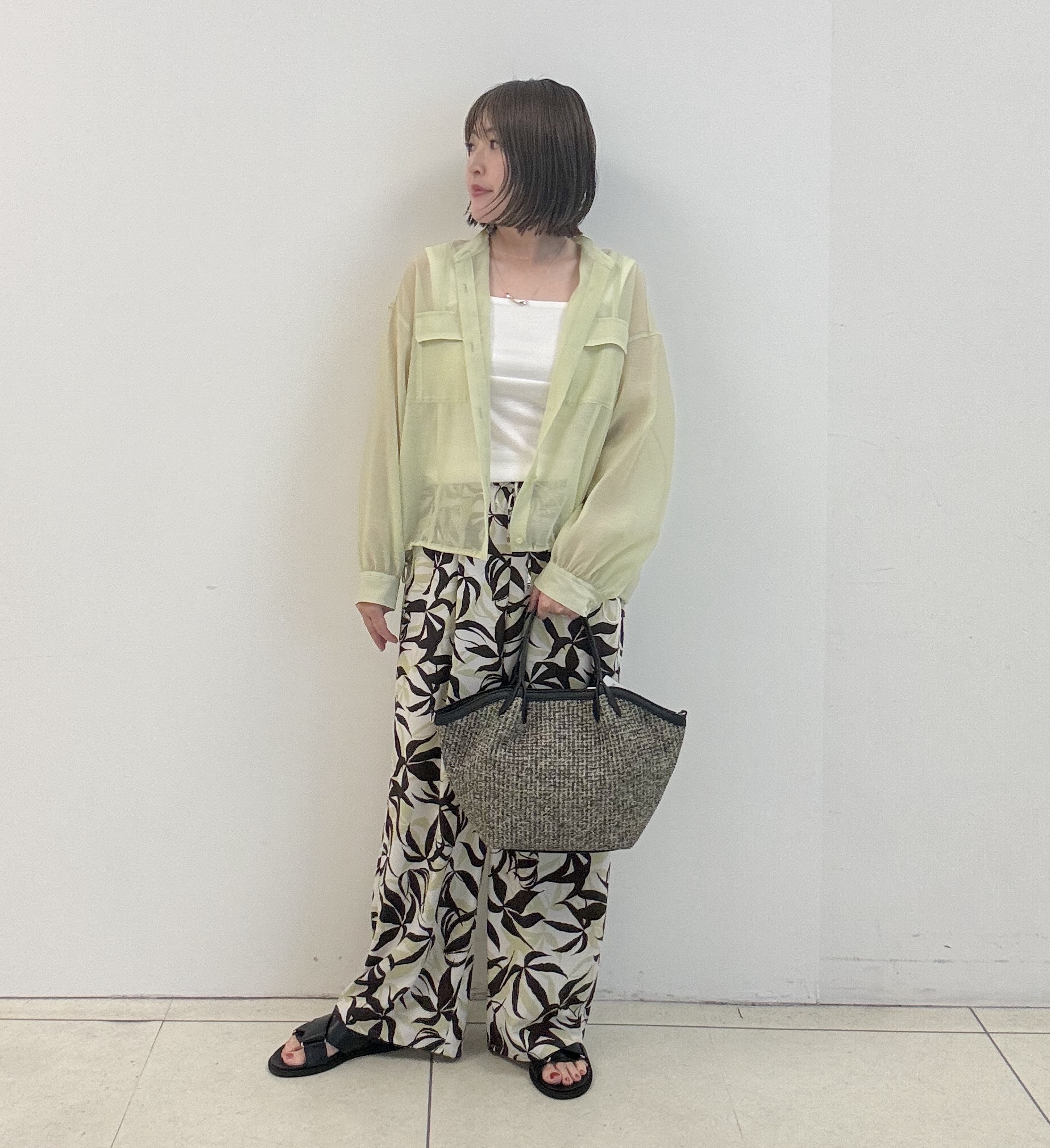 yoshiyaさんの「INDIVI｜【トレンド／2WAY】裾ドロスト付きシアーブラウスブルゾン」を使ったコーディネート