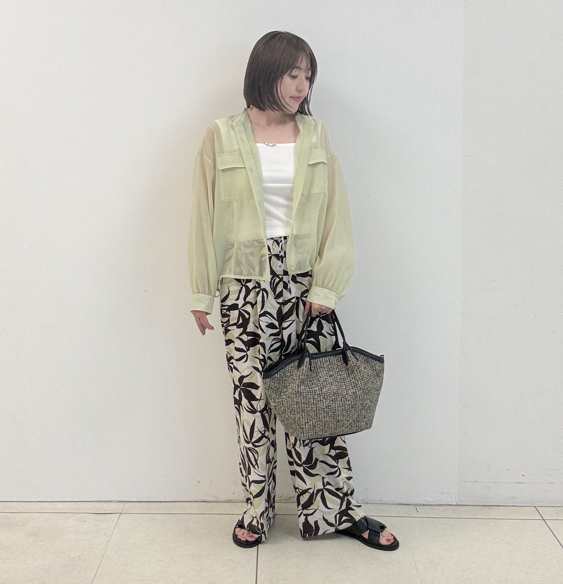 yoshiyaさんの「INDIVI｜【トレンド／2WAY】裾ドロスト付きシアーブラウスブルゾン」を使ったコーディネート