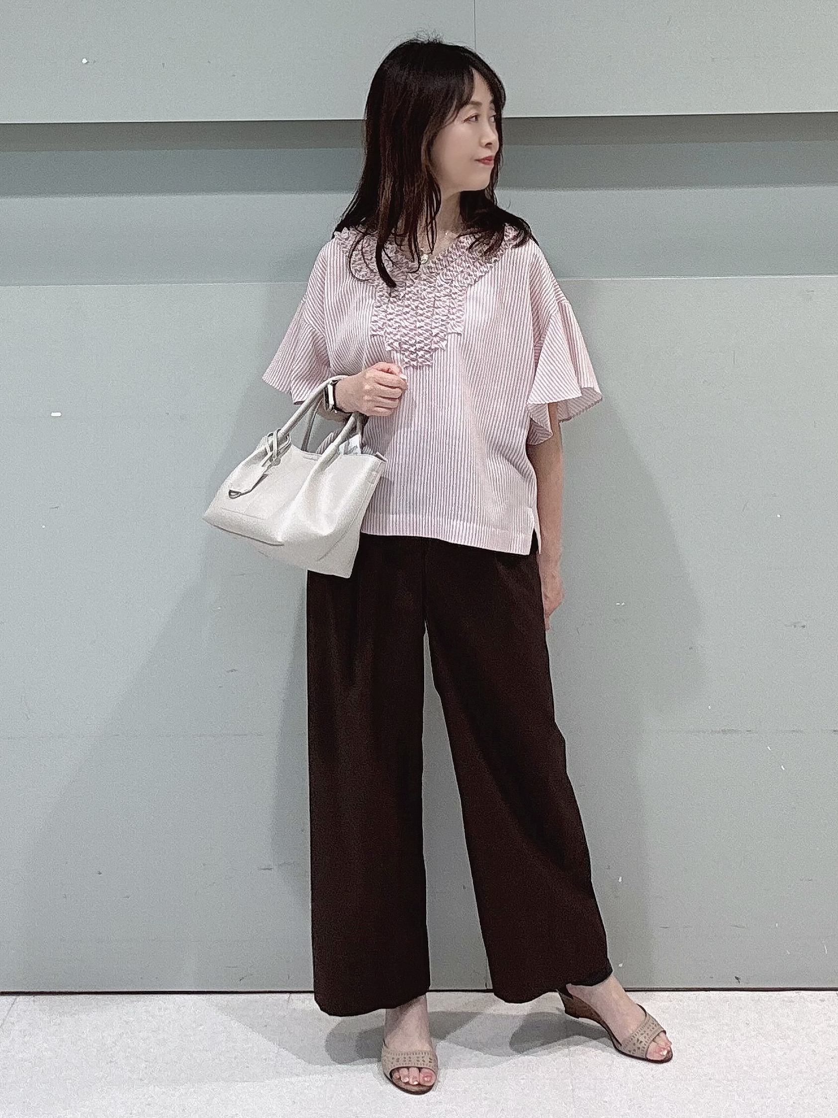 makiさんの「UNTITLED｜【接触冷感/通気性/洗える】Vネックフリルブラウス」を使ったコーディネート