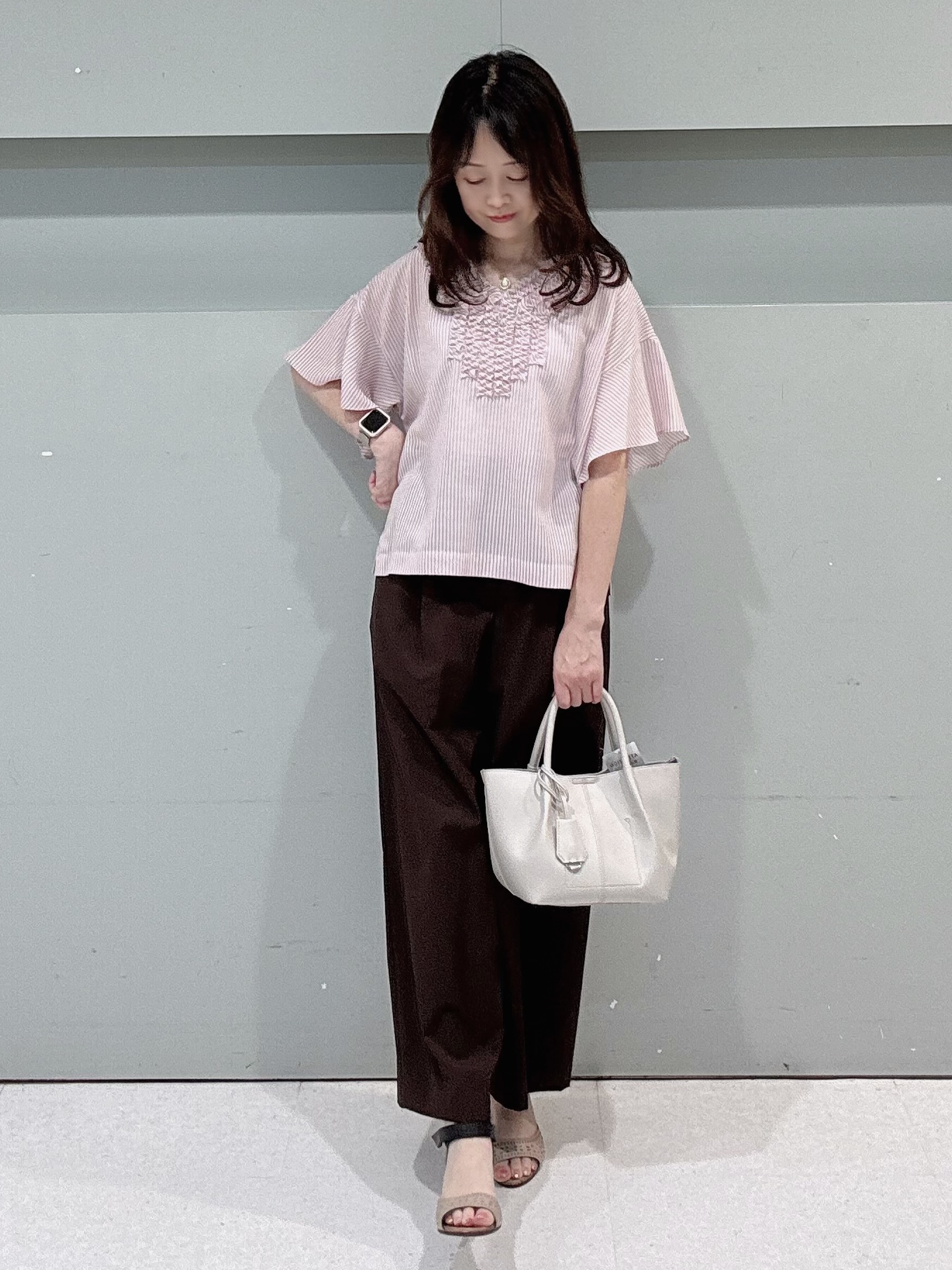 makiさんの「UNTITLED｜【接触冷感/通気性/洗える】Vネックフリルブラウス」を使ったコーディネート