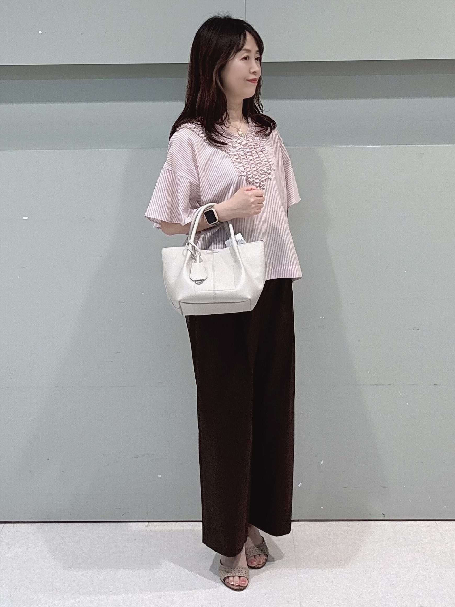 makiさんの「UNTITLED｜【接触冷感/通気性/洗える】Vネックフリルブラウス」を使ったコーディネート