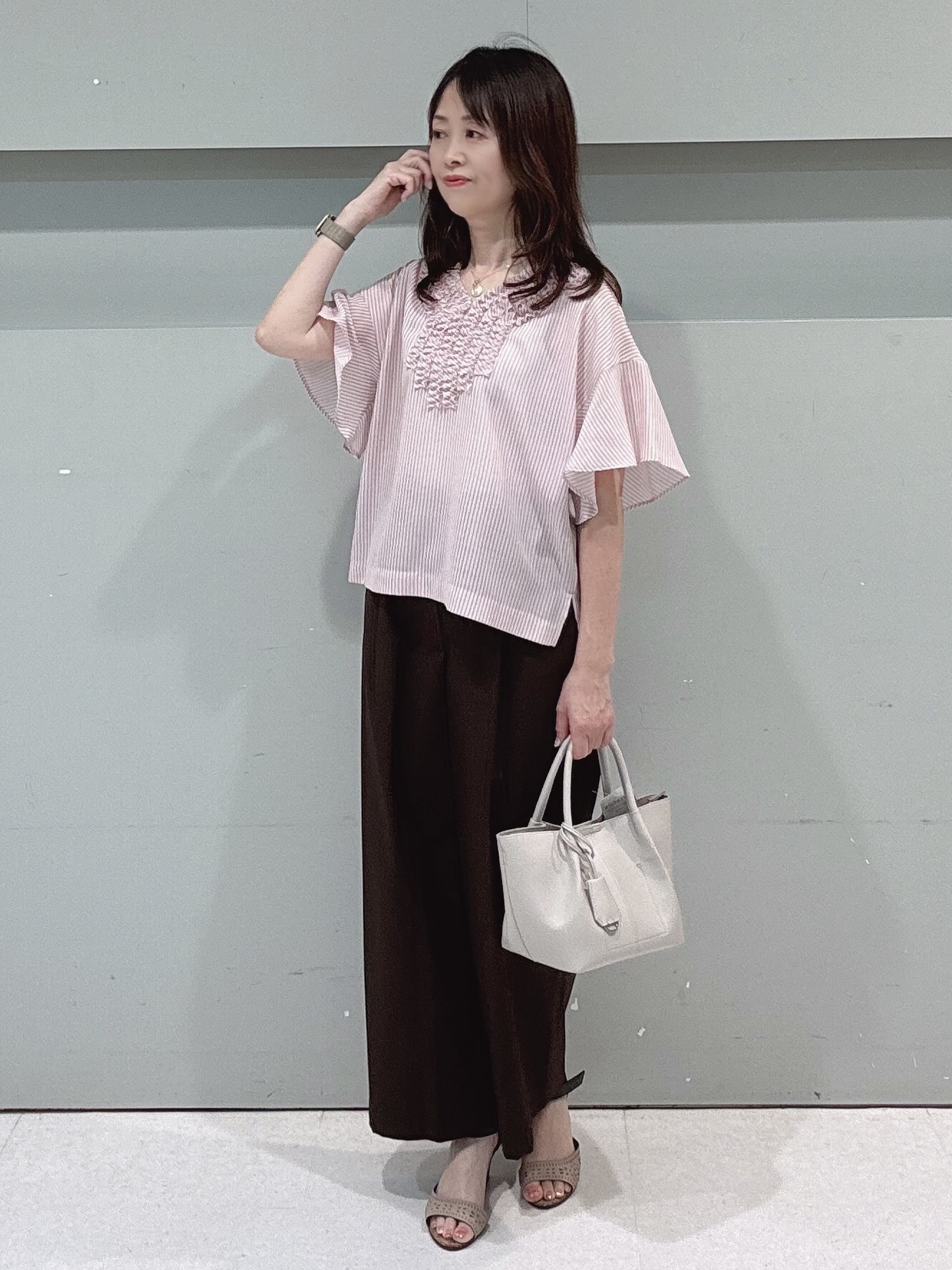 makiさんの「UNTITLED｜【接触冷感/通気性/洗える】Vネックフリルブラウス」を使ったコーディネート