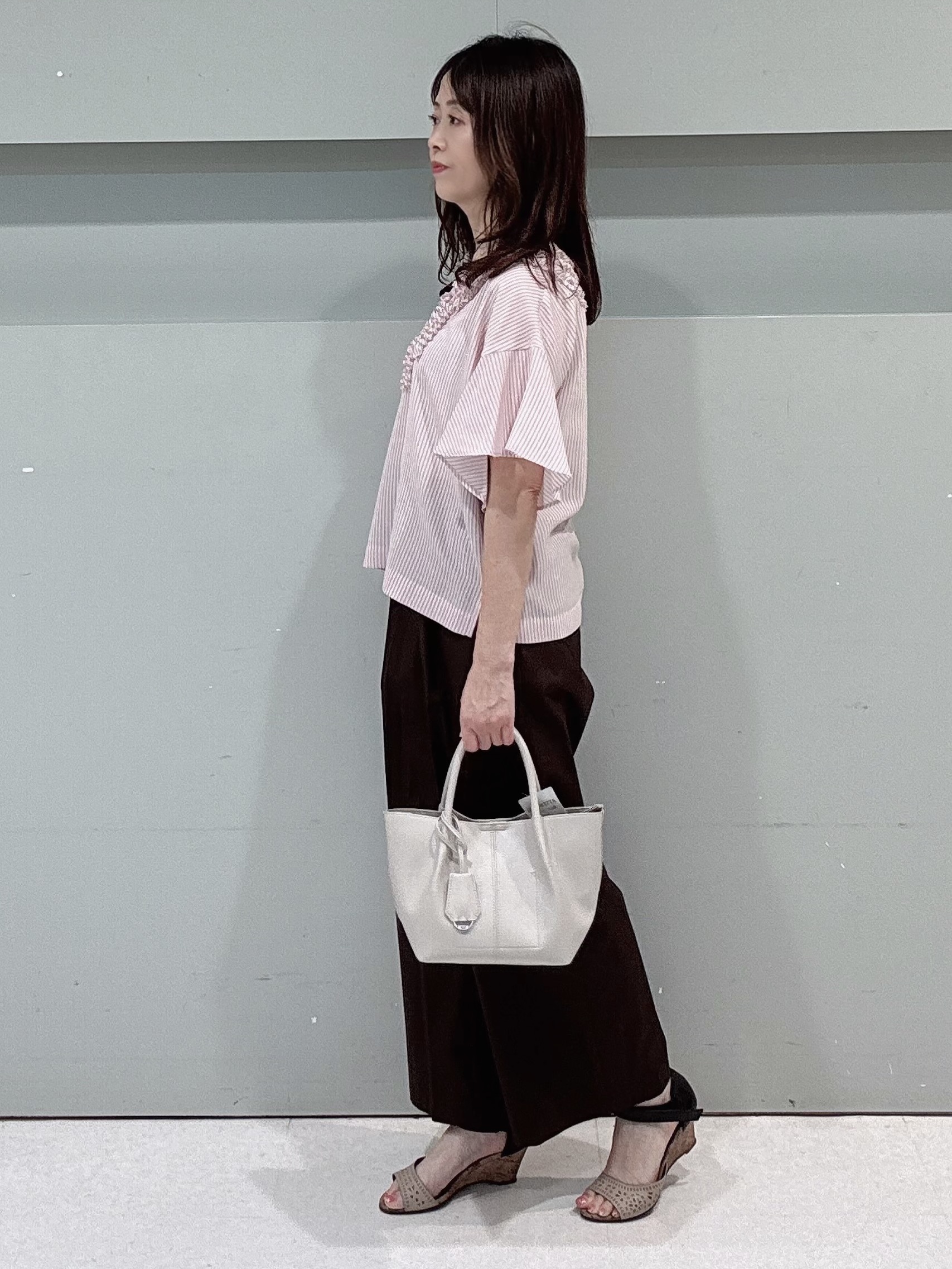makiさんの「UNTITLED｜【接触冷感/通気性/洗える】Vネックフリルブラウス」を使ったコーディネート