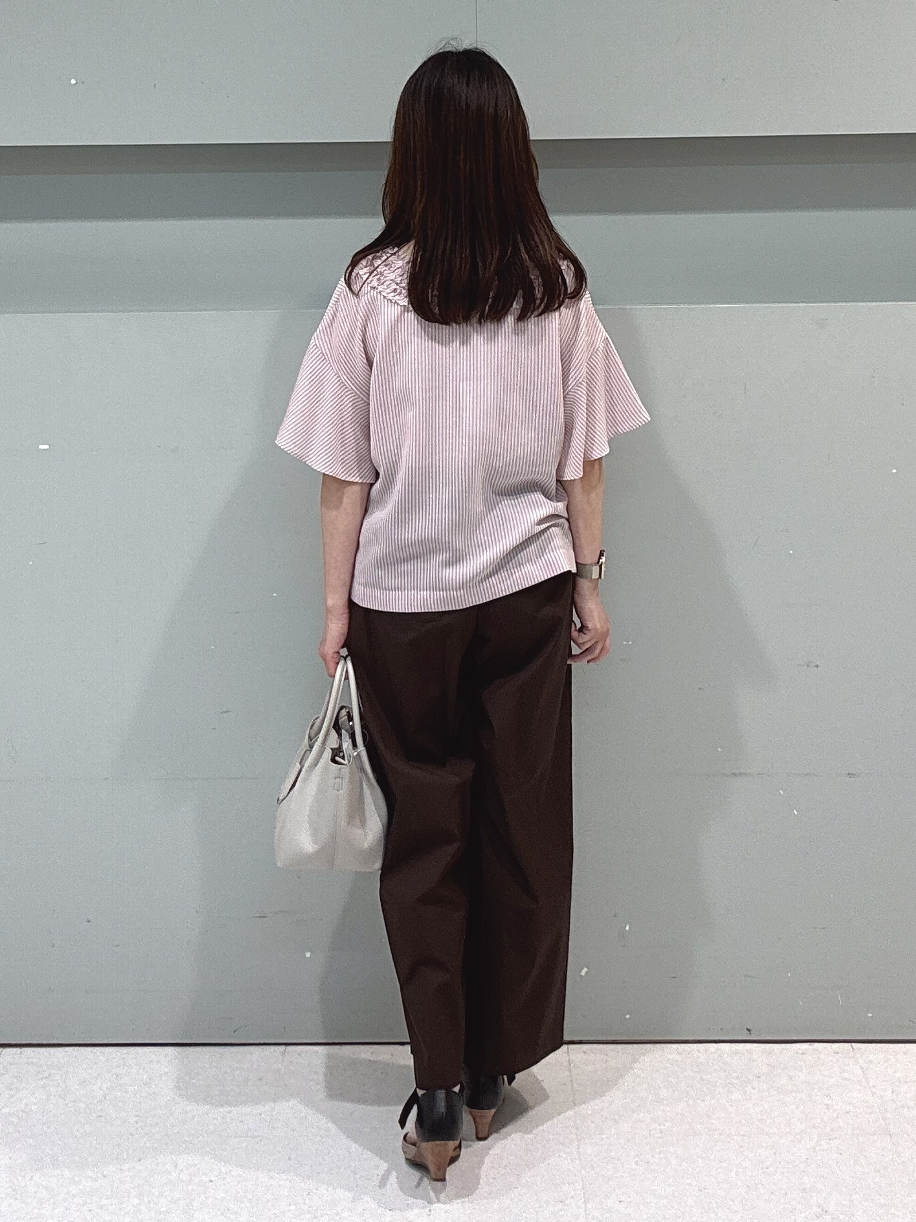 makiさんの「UNTITLED｜【接触冷感/通気性/洗える】Vネックフリルブラウス」を使ったコーディネート