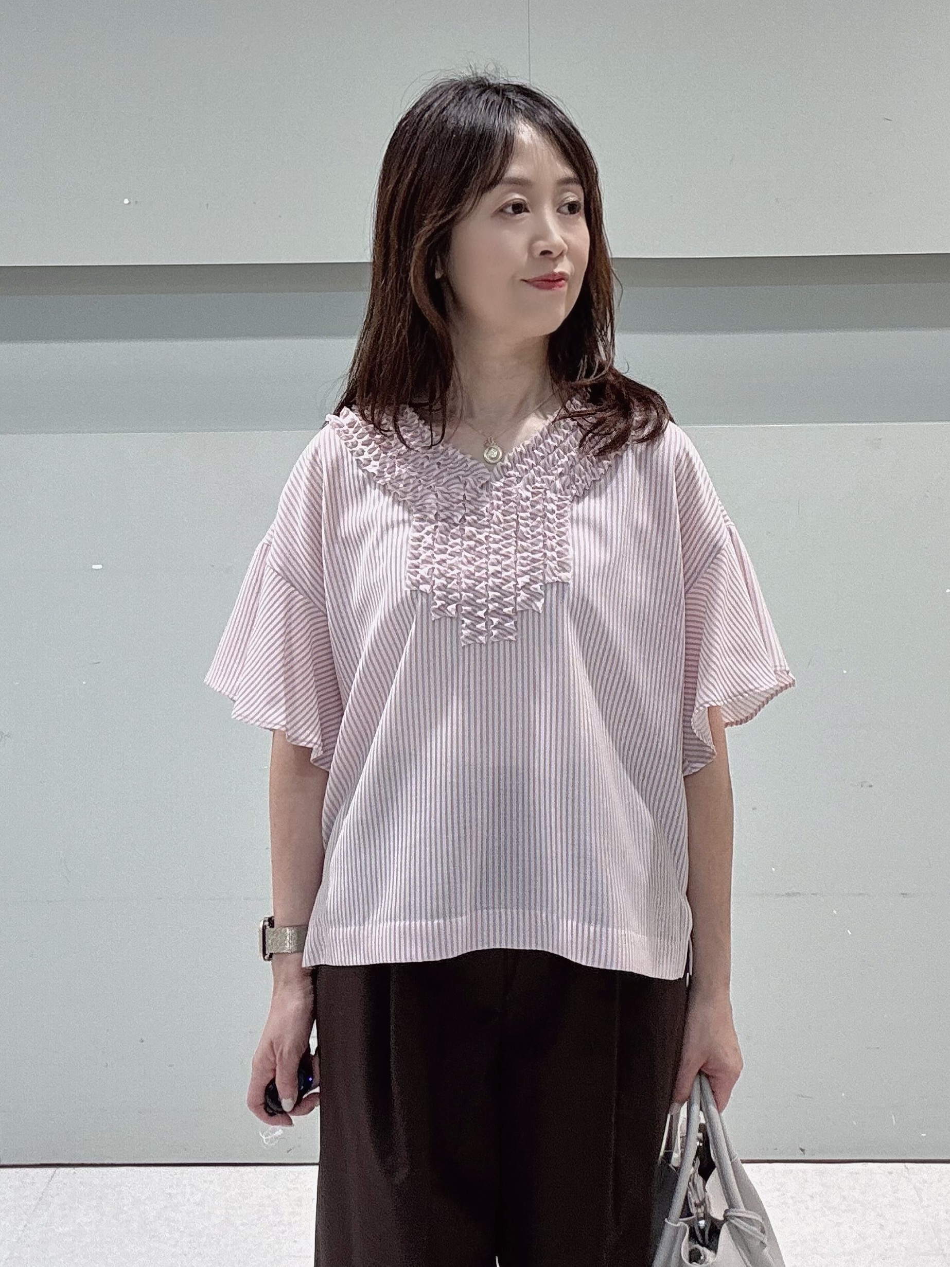 makiさんの「UNTITLED｜【接触冷感/通気性/洗える】Vネックフリルブラウス」を使ったコーディネート