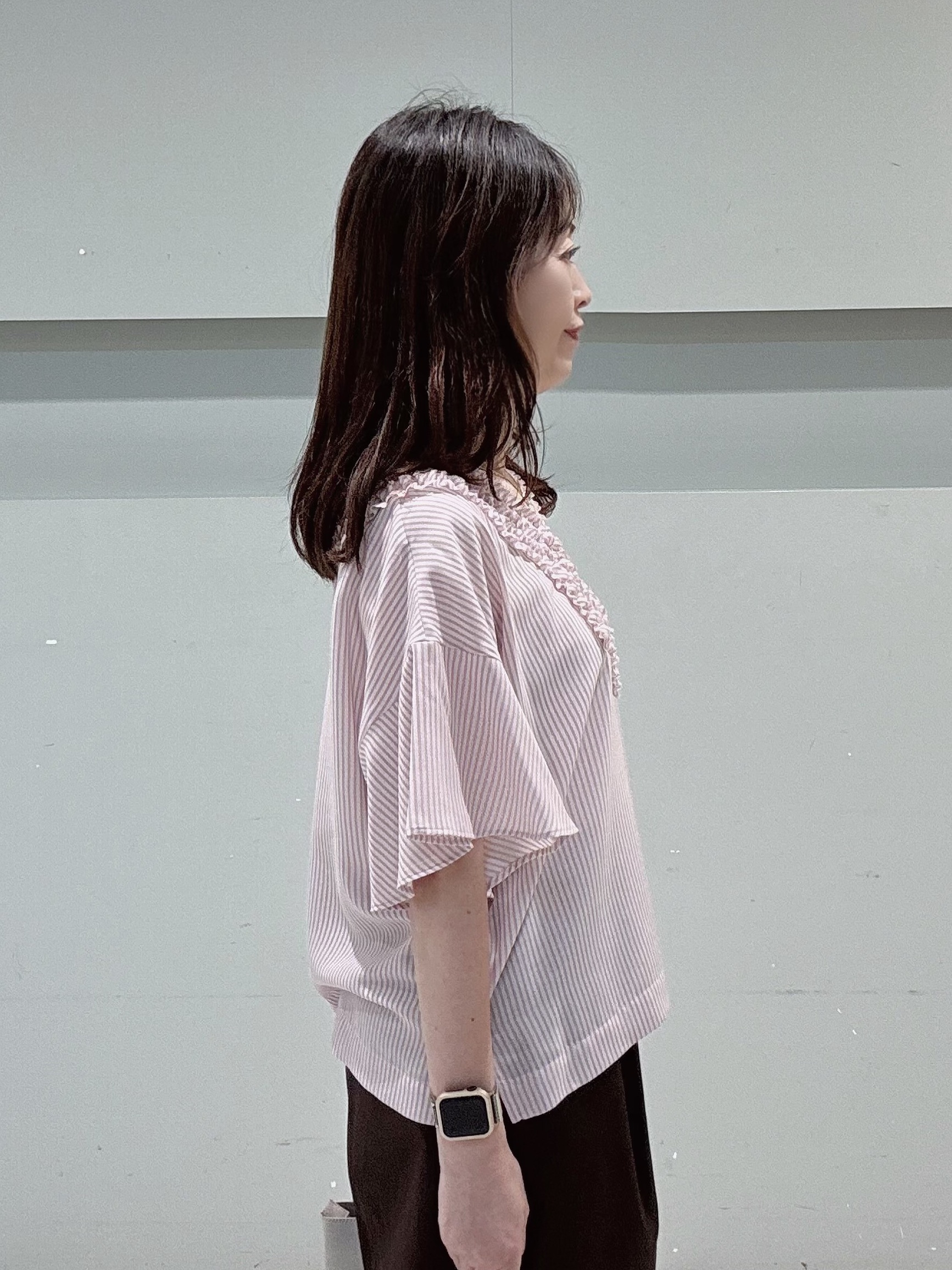 makiさんの「UNTITLED｜【接触冷感/通気性/洗える】Vネックフリルブラウス」を使ったコーディネート