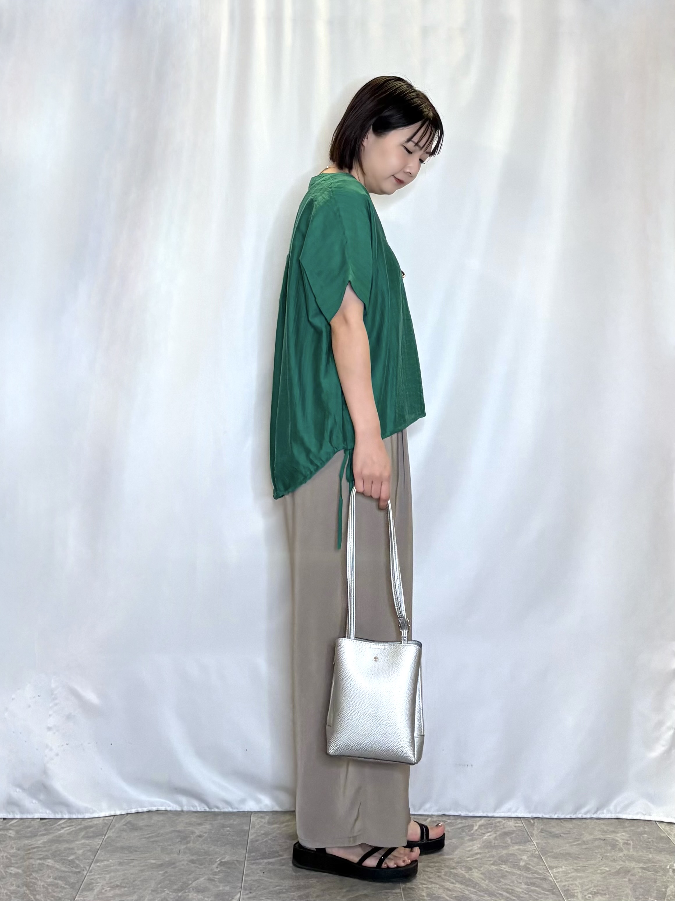 ネリさんの「SHOO･LA･RUE｜【高レビュー/体型カバー】インせず着られる スキッパー裾リボンブラウス」を使ったコーディネート