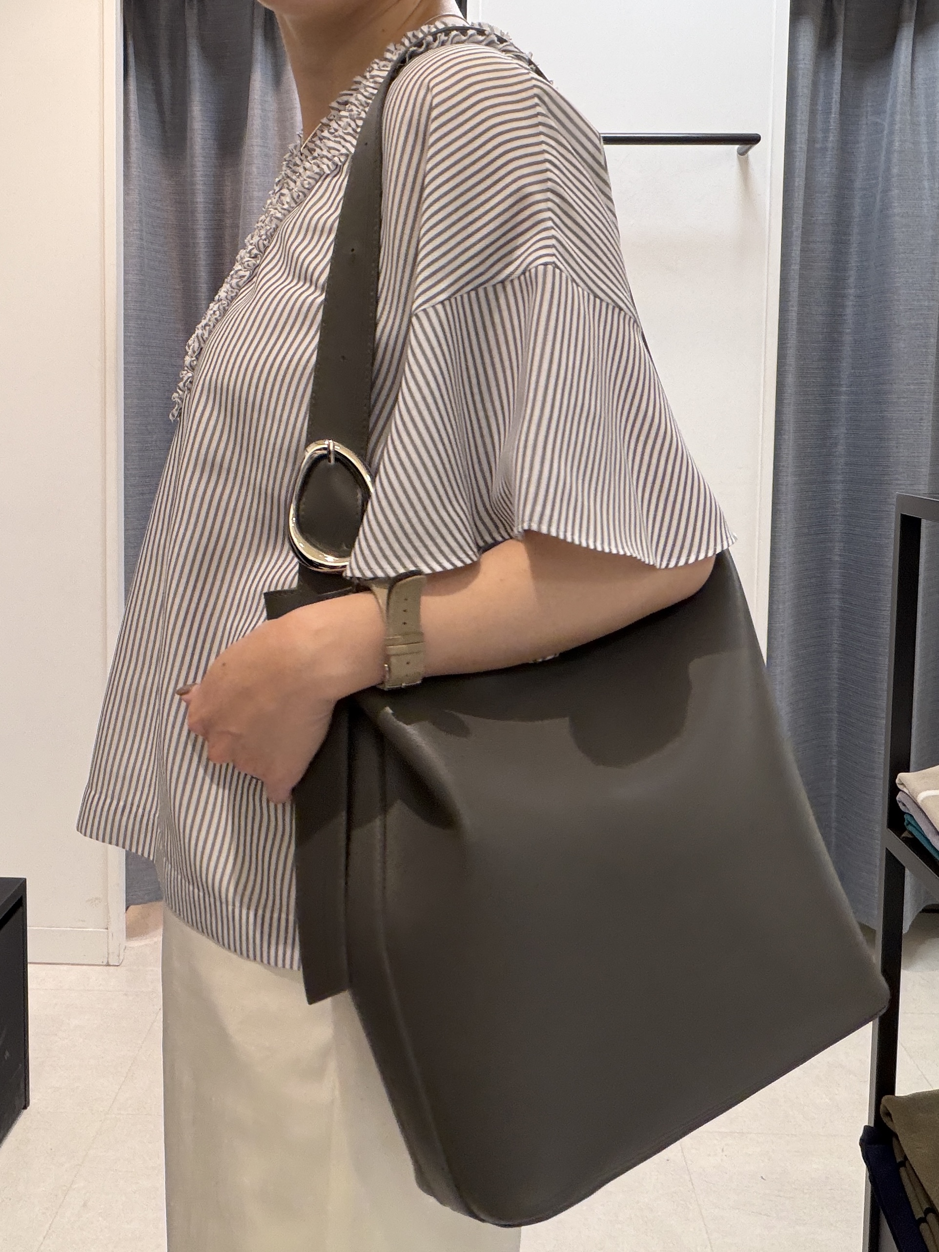 shihoさんの「INDIVI｜【接触冷感/通気性/洗える】Vネックフリルブラウス」を使ったコーディネート