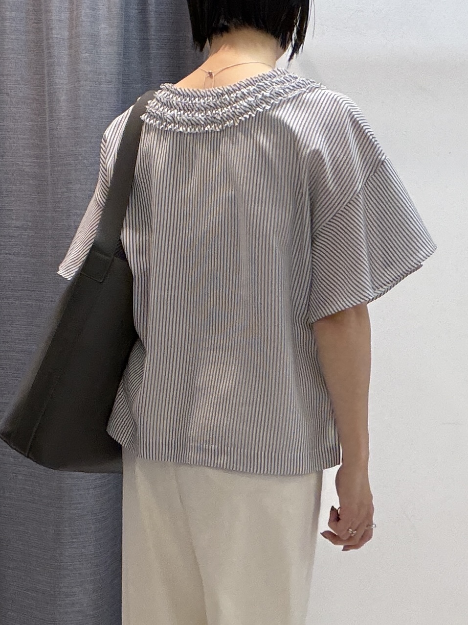 shihoさんの「INDIVI｜【接触冷感/通気性/洗える】Vネックフリルブラウス」を使ったコーディネート