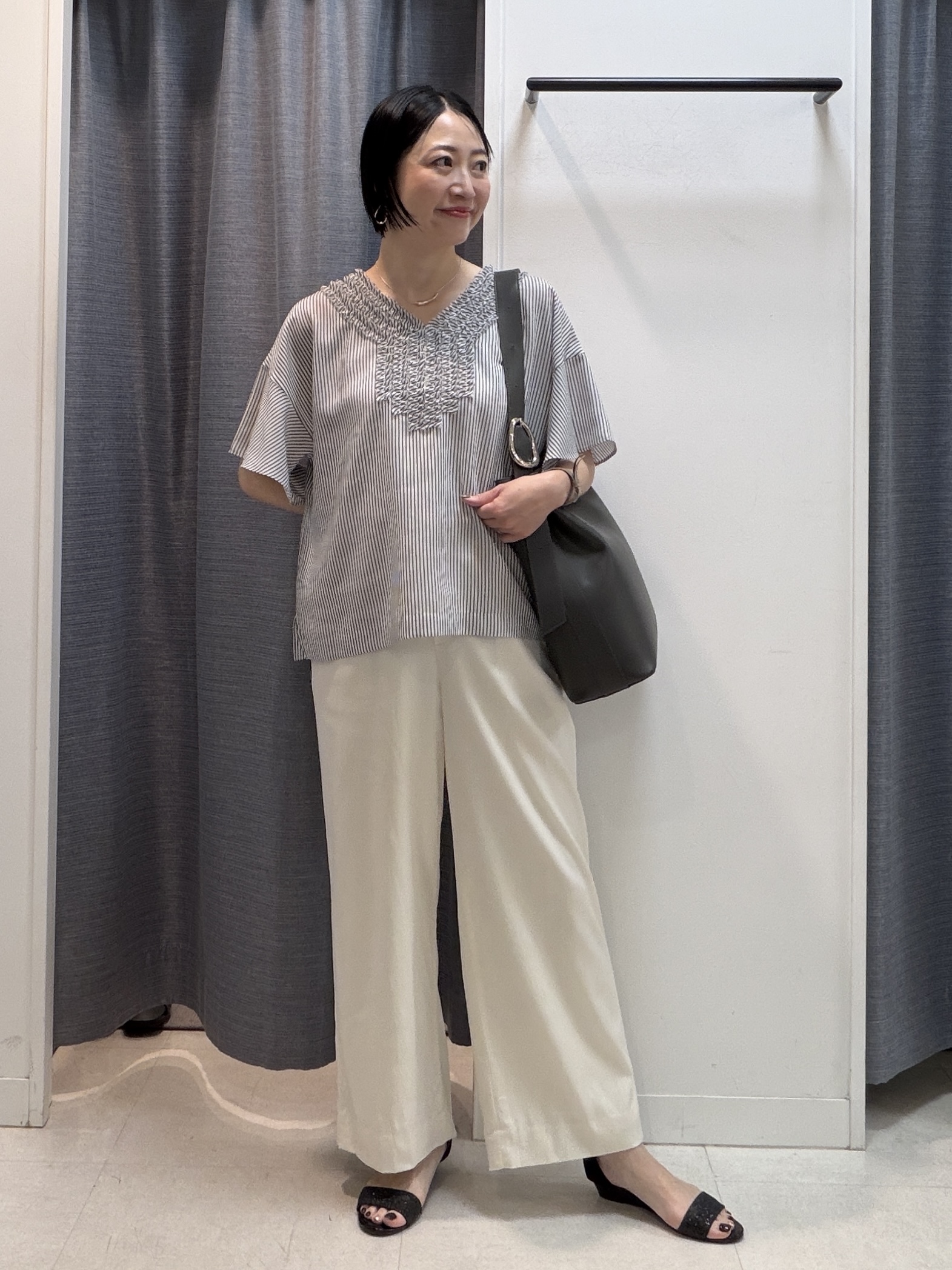 shihoさんの「INDIVI｜【接触冷感/通気性/洗える】Vネックフリルブラウス」を使ったコーディネート