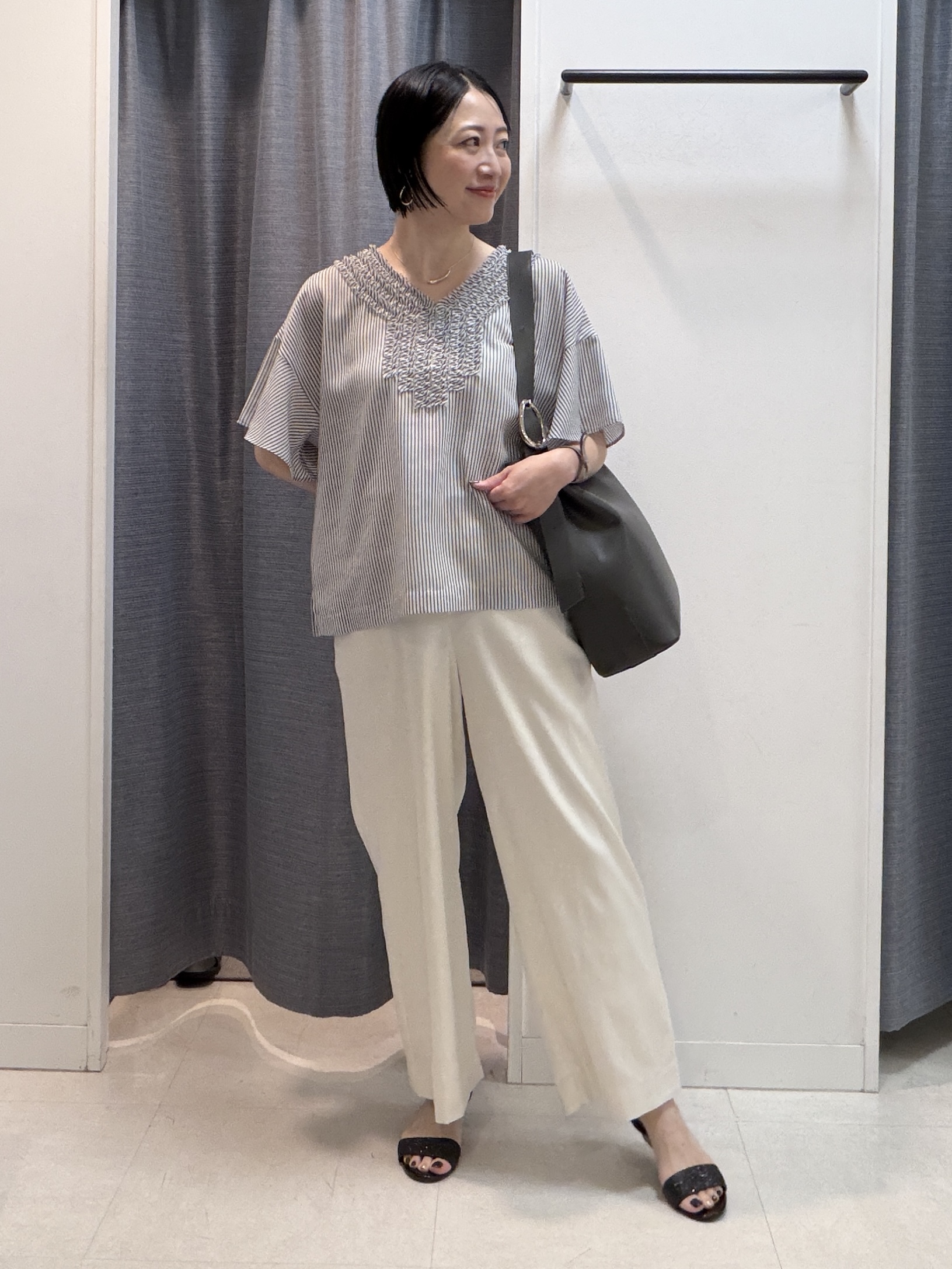 shihoさんの「INDIVI｜【接触冷感/通気性/洗える】Vネックフリルブラウス」を使ったコーディネート
