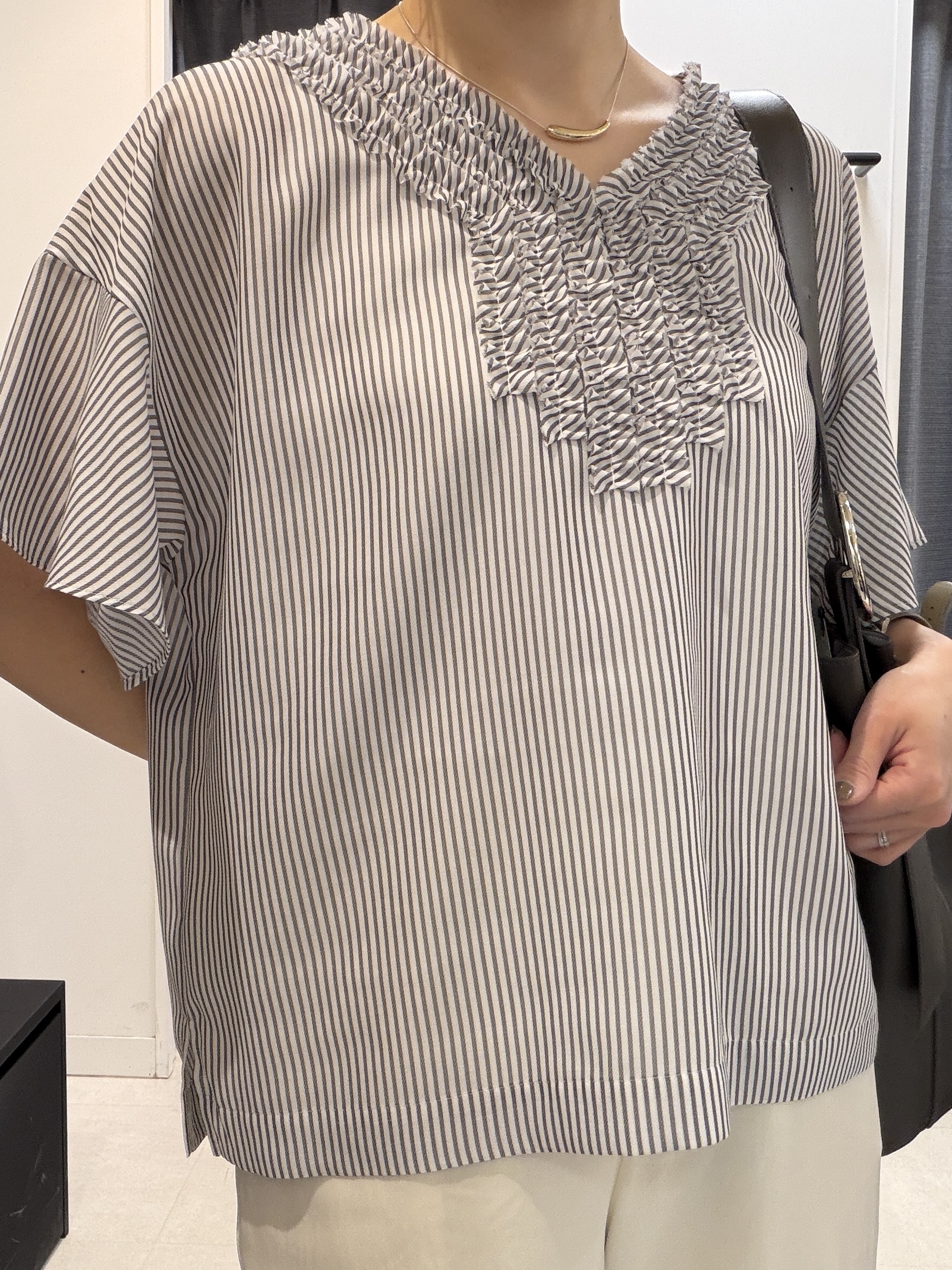 shihoさんの「INDIVI｜【接触冷感/通気性/洗える】Vネックフリルブラウス」を使ったコーディネート