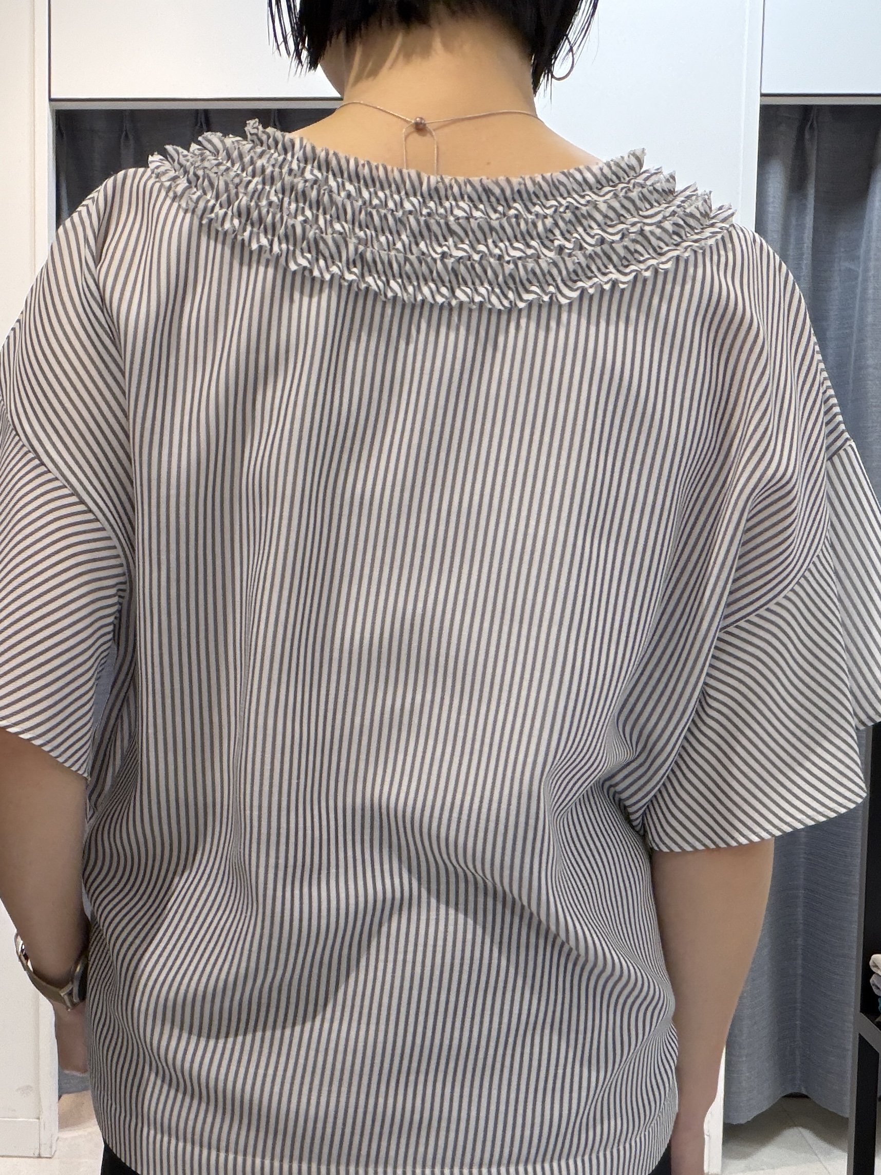 shihoさんの「INDIVI｜【接触冷感/通気性/洗える】Vネックフリルブラウス」を使ったコーディネート