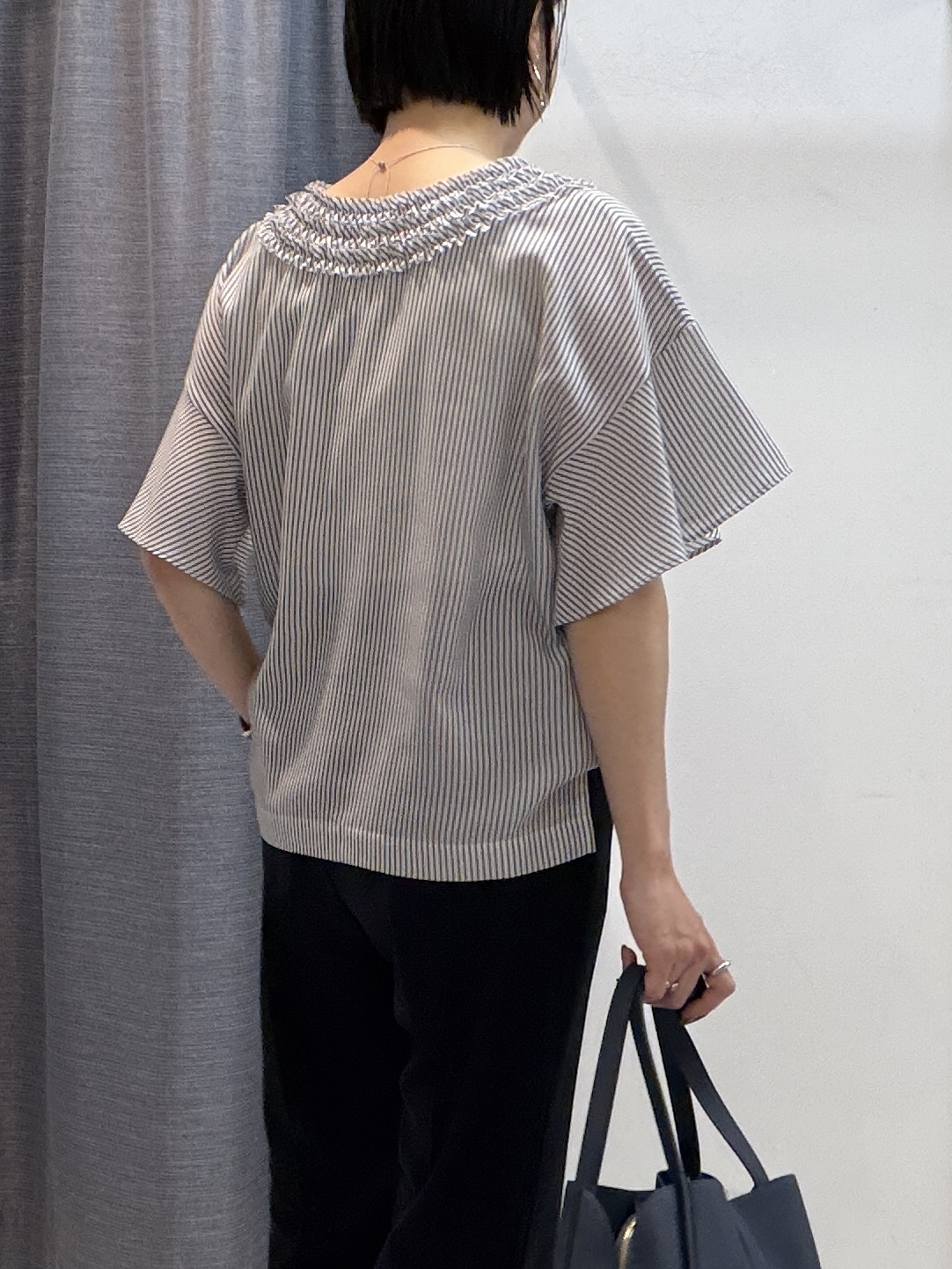 shihoさんの「INDIVI｜【接触冷感/通気性/洗える】Vネックフリルブラウス」を使ったコーディネート