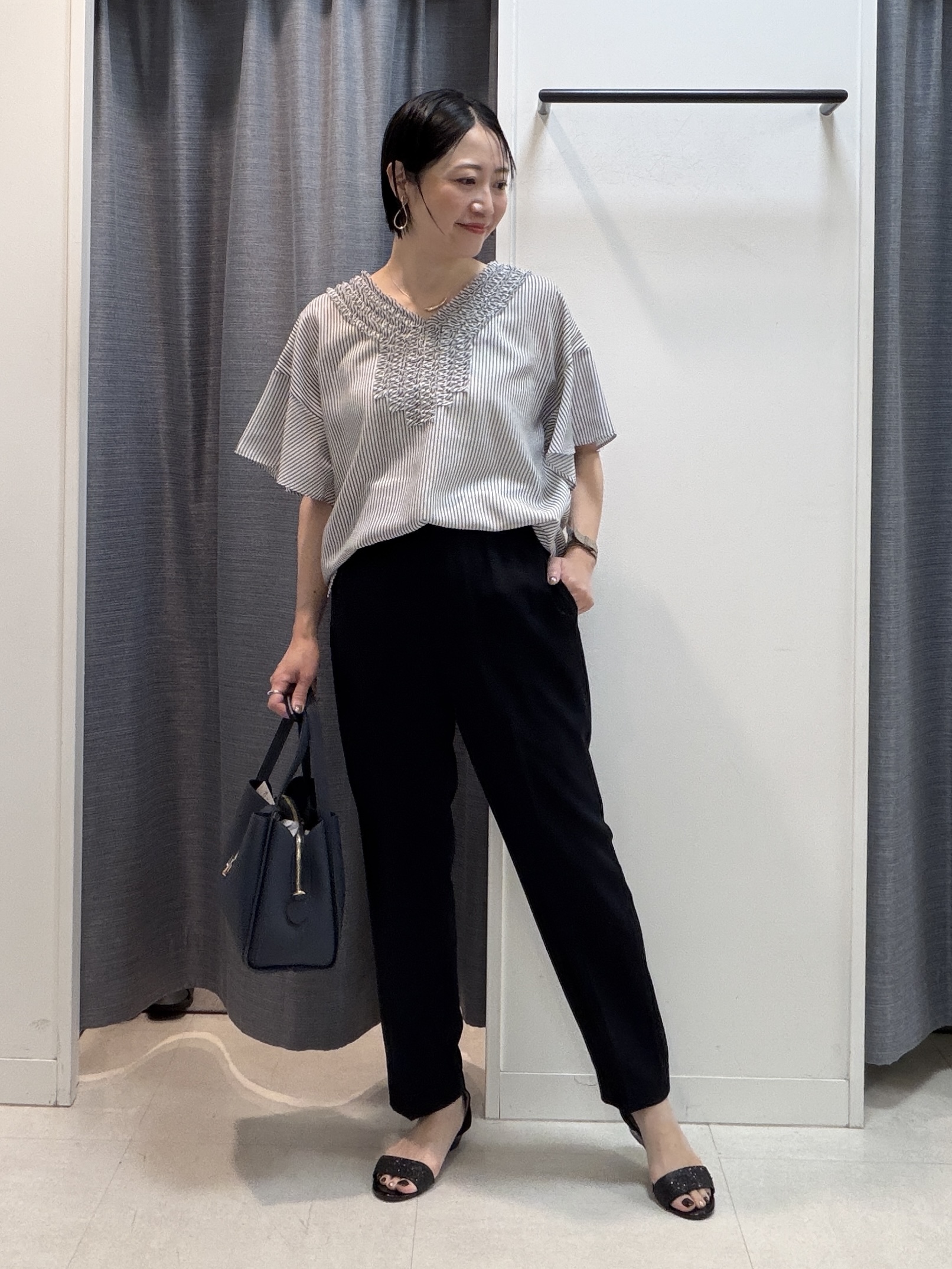 shihoさんの「INDIVI｜【接触冷感/通気性/洗える】Vネックフリルブラウス」を使ったコーディネート