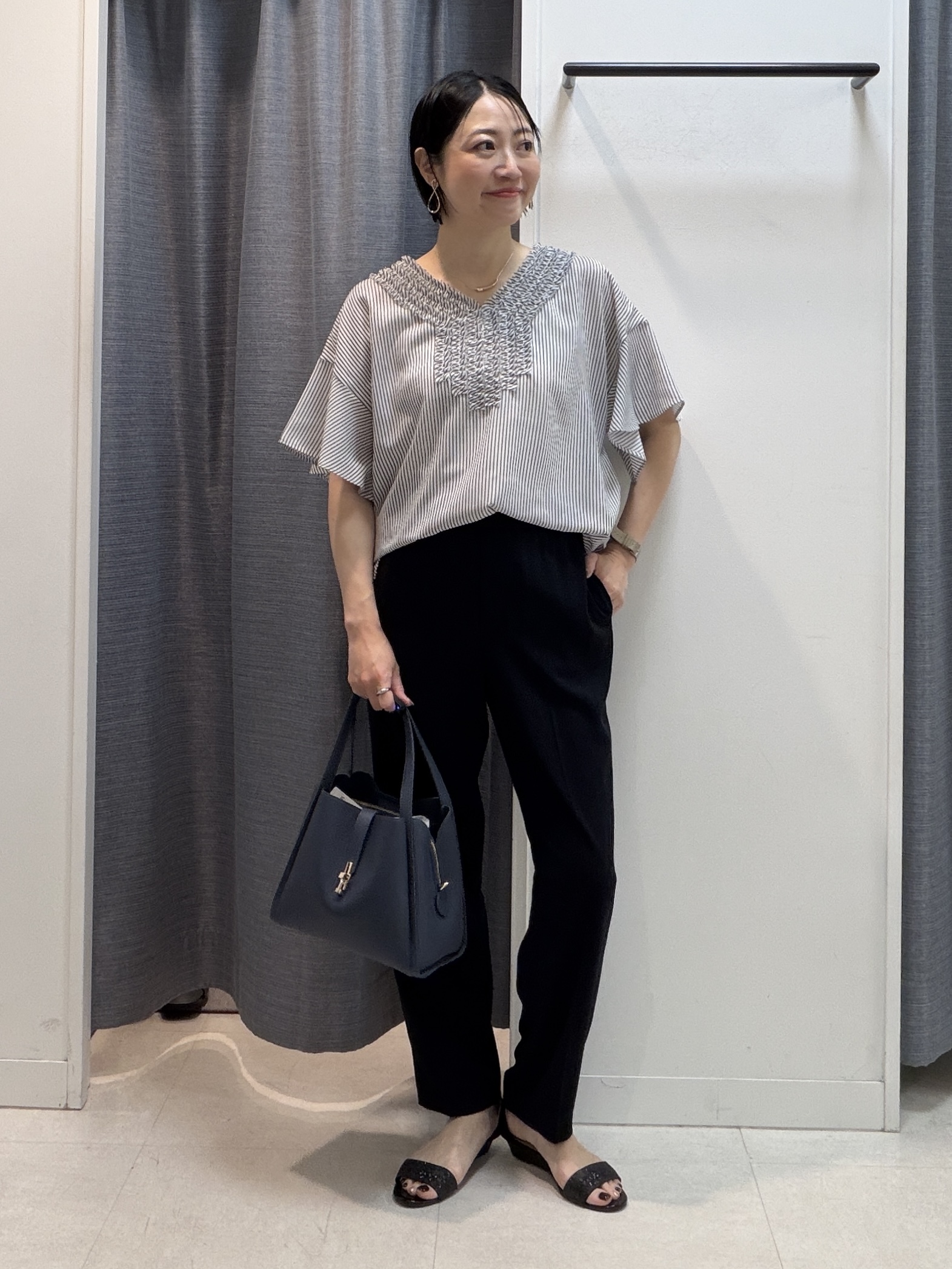 shihoさんの「INDIVI｜【接触冷感/通気性/洗える】Vネックフリルブラウス」を使ったコーディネート
