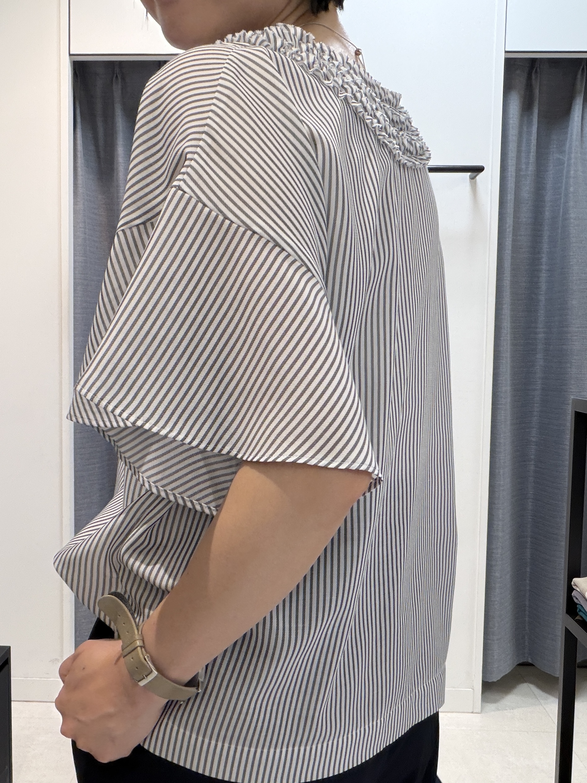 shihoさんの「INDIVI｜【接触冷感/通気性/洗える】Vネックフリルブラウス」を使ったコーディネート