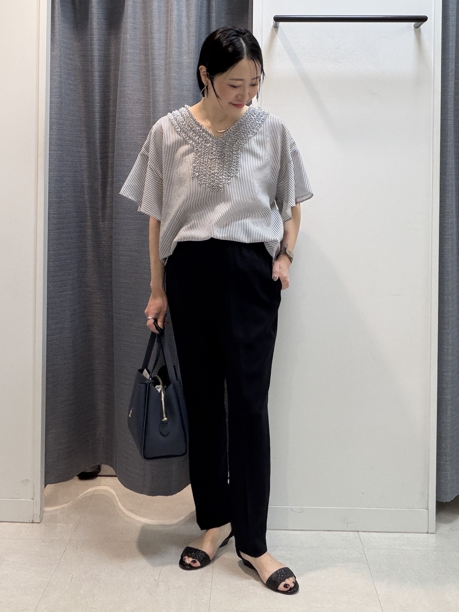shihoさんの「INDIVI｜【接触冷感/通気性/洗える】Vネックフリルブラウス」を使ったコーディネート