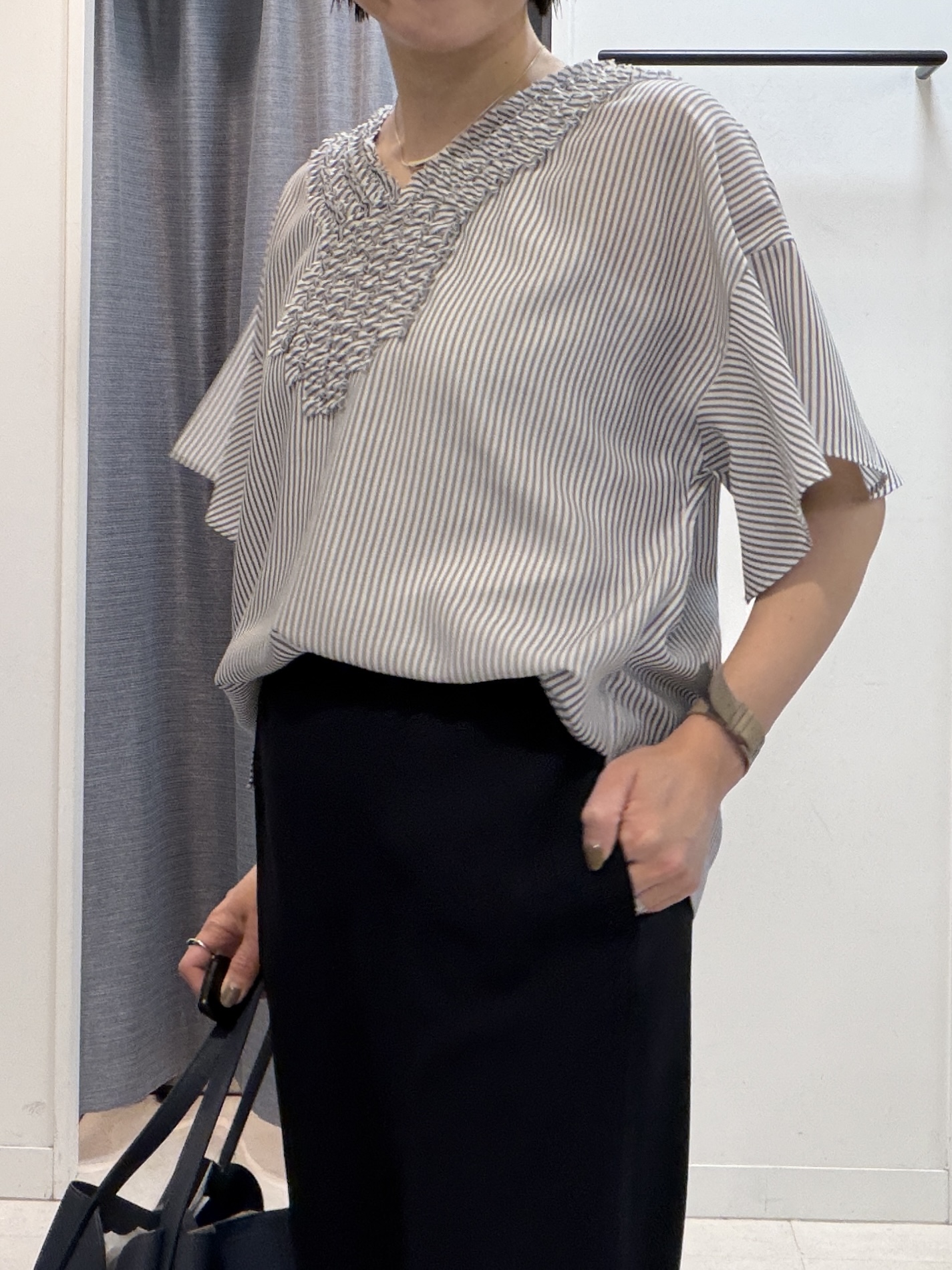shihoさんの「INDIVI｜【接触冷感/通気性/洗える】Vネックフリルブラウス」を使ったコーディネート