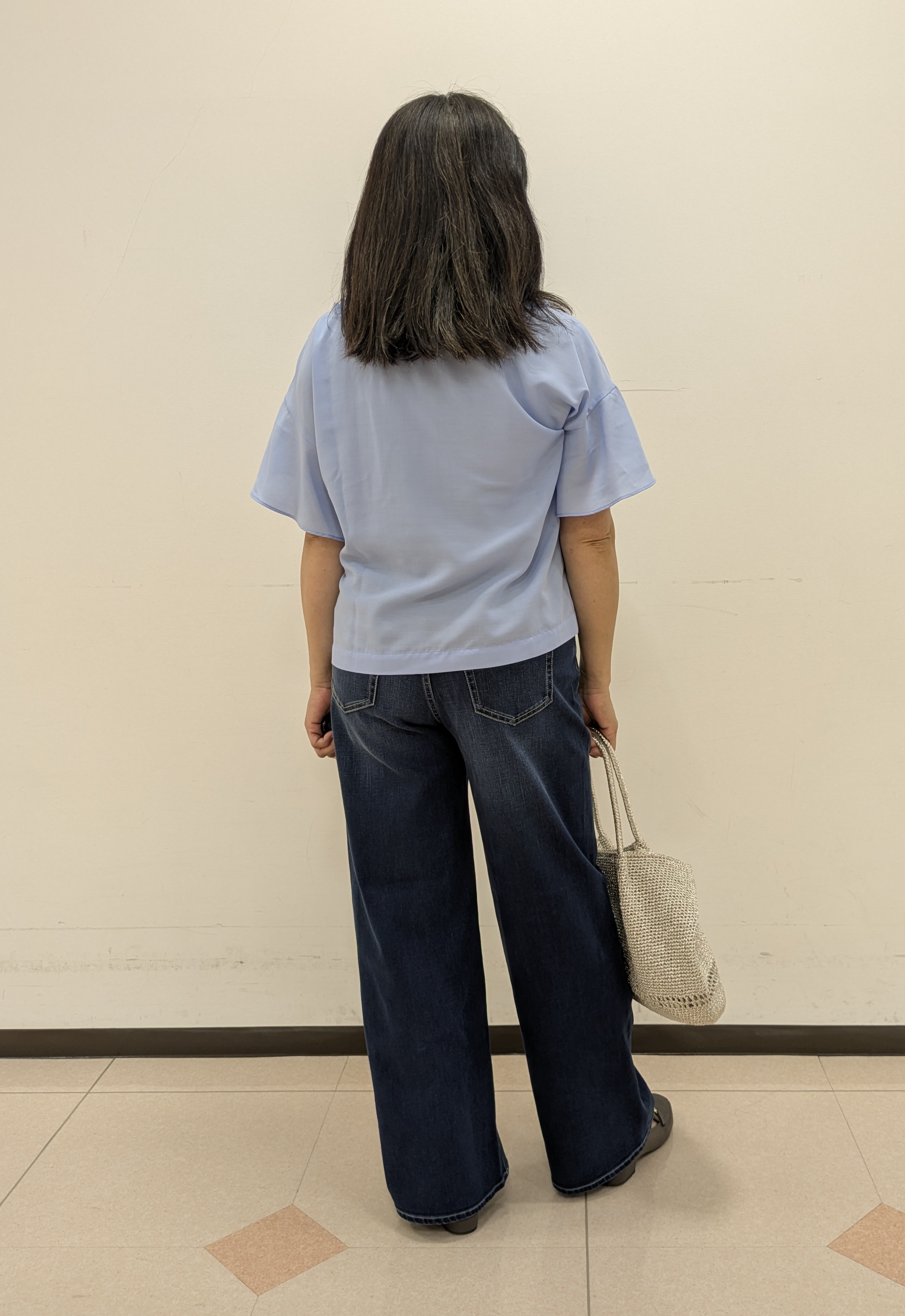 ともさんの「UNTITLED｜【接触冷感/通気性/洗える】Vネックフリルブラウス」を使ったコーディネート