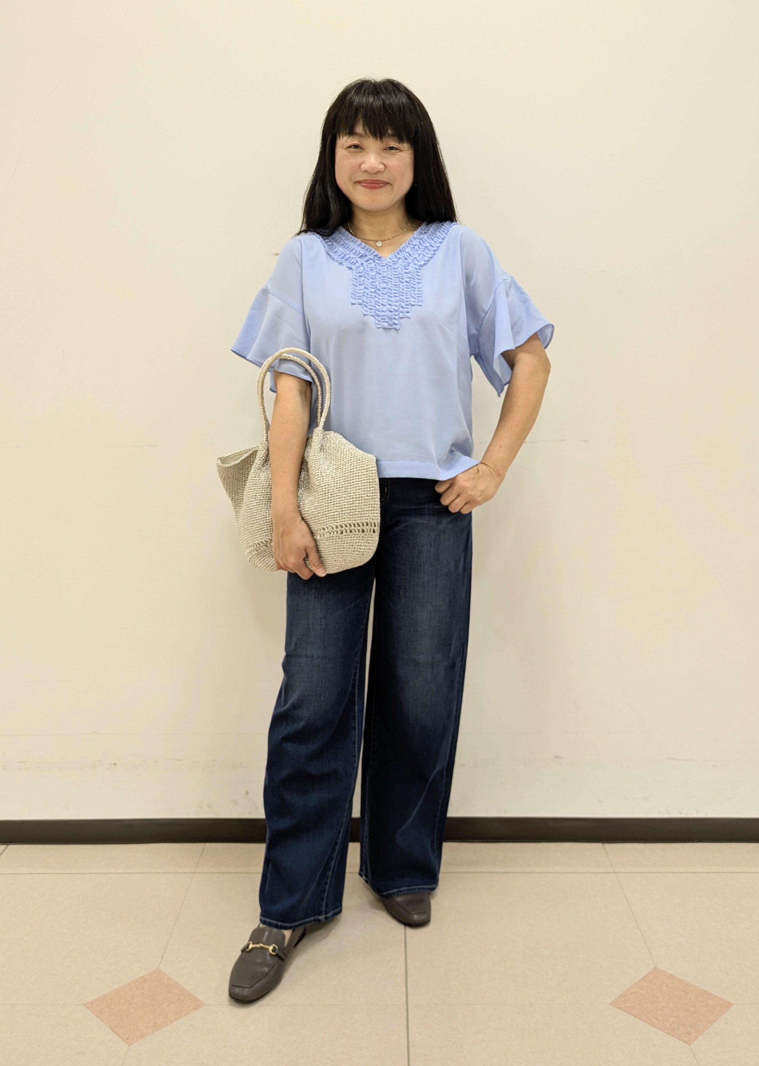 ともさんの「UNTITLED｜【接触冷感/通気性/洗える】Vネックフリルブラウス」を使ったコーディネート
