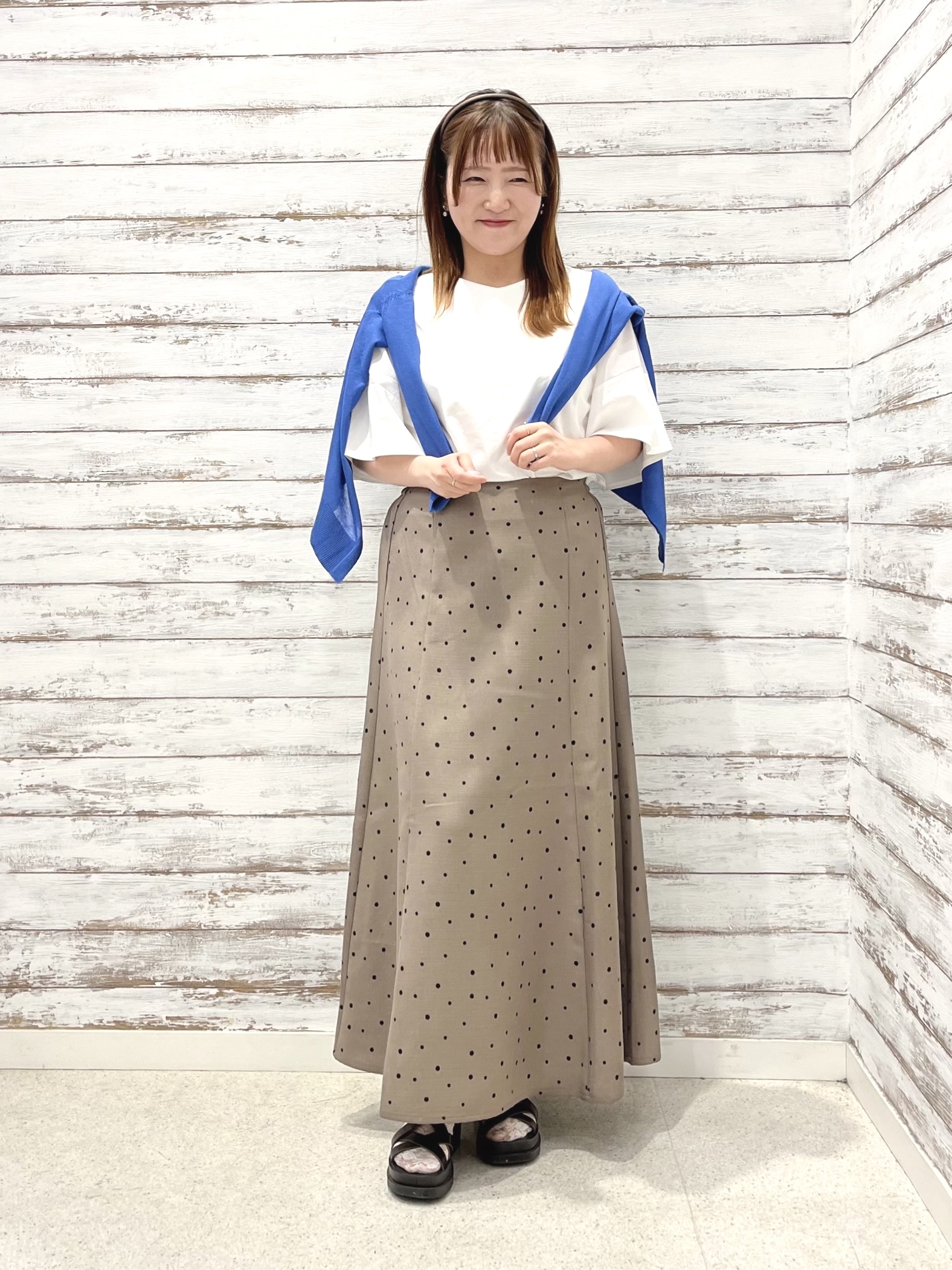 ゆっきーさんの「SHOO･LA･RUE｜【S-LL/洗濯機可/体型カバー】フレアスリーブで二の腕を自然に隠せる 浅VネックTシャツ」を使ったコーディネート