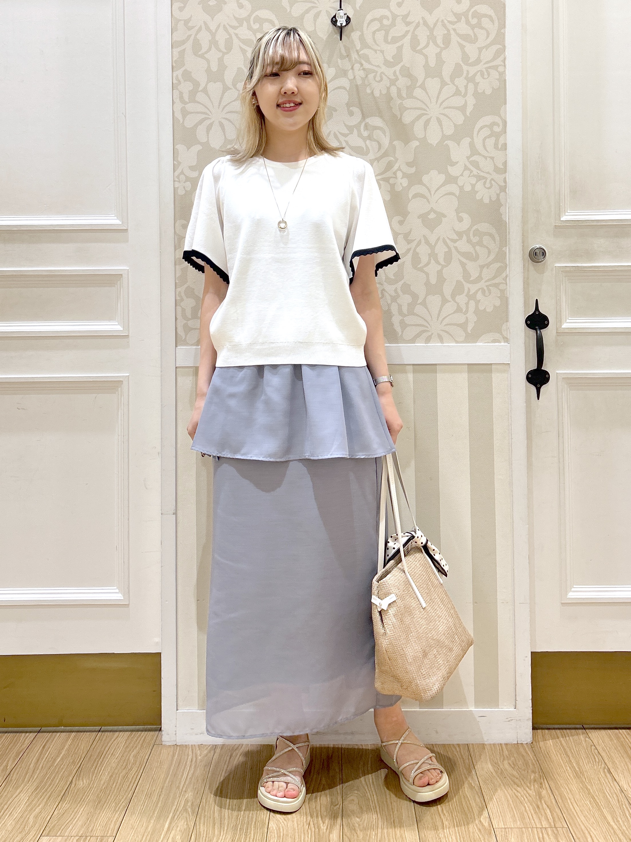 望 愛さんの「grove｜高評価！【シリーズ累計36万枚！名品ニット】やわらかドライタッチ スカラップスリーブニット」を使ったコーディネート
