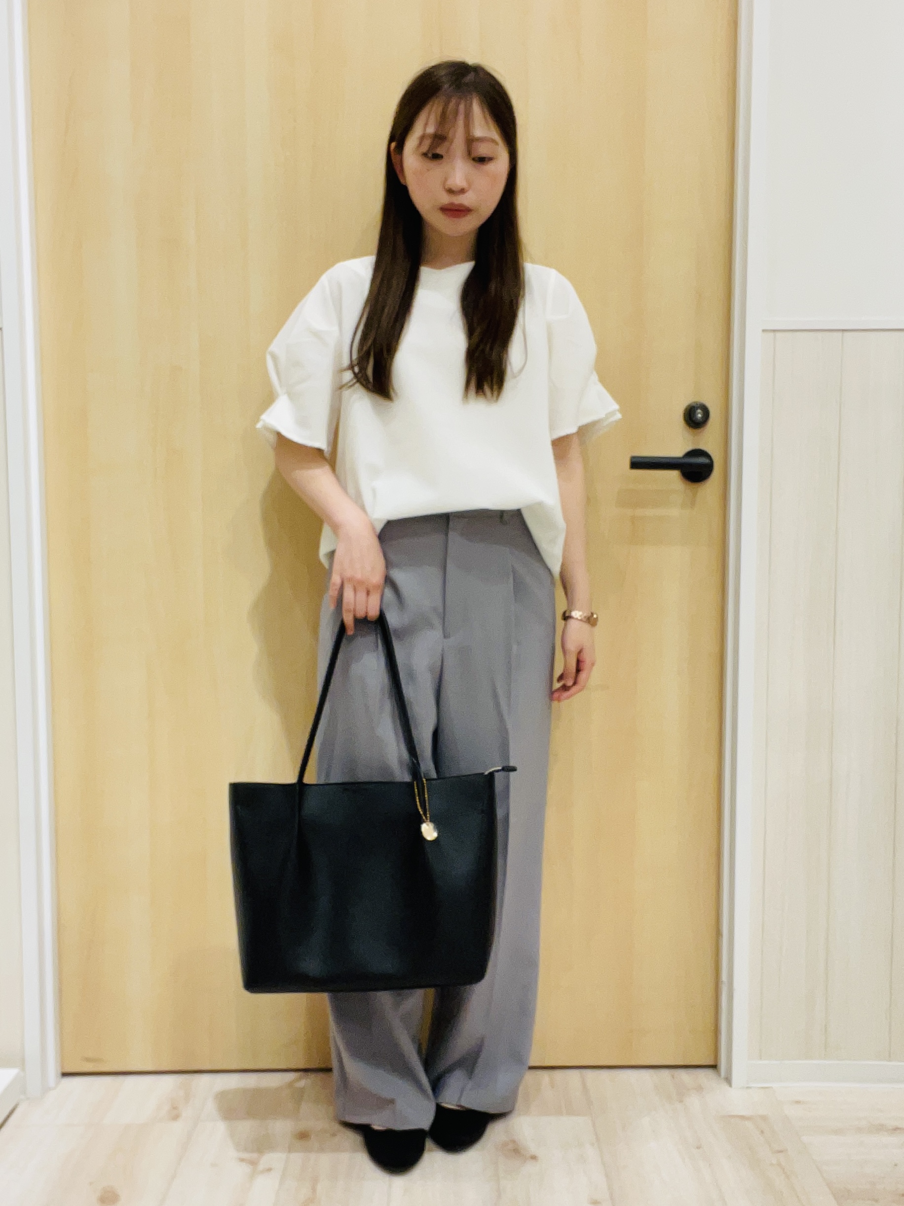 minamiさんの「SHOO･LA･RUE｜【洗濯後しわになりにくい/UV/S-LL】二の腕隠れる 吸水速乾お袖タックブラウス」を使ったコーディネート