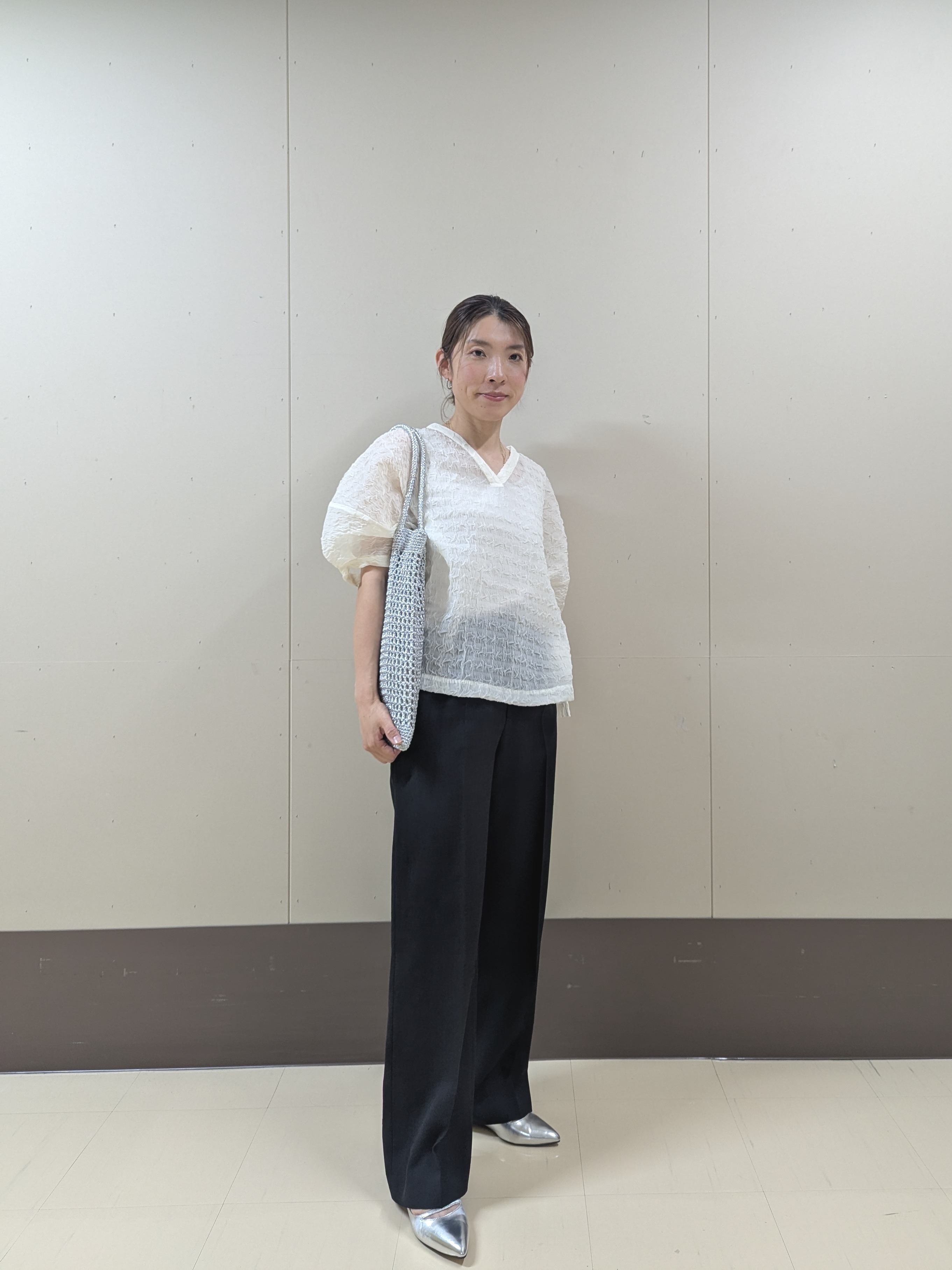 sachiさんの「UNTITLED｜【洗える】シアーVネックブラウス」を使ったコーディネート