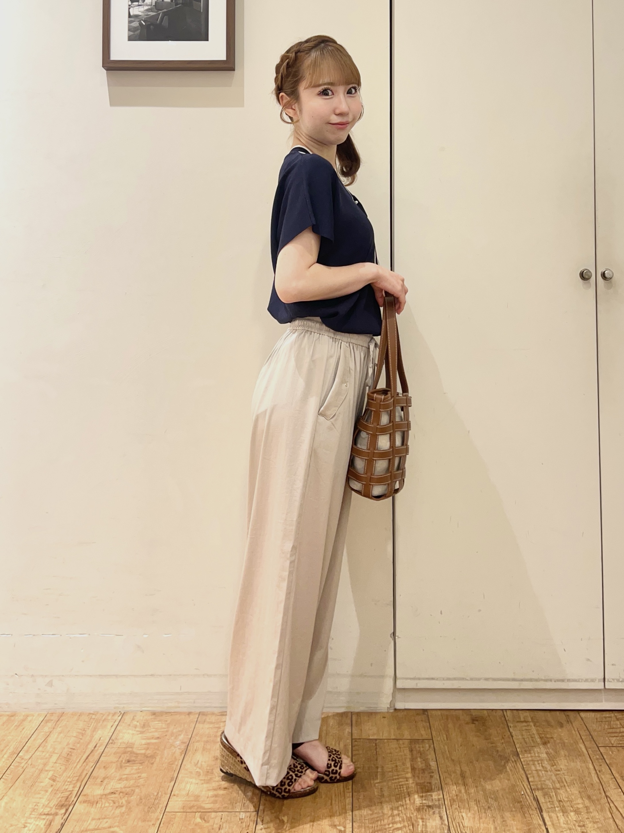 AIRIさんの「SHOO･LA･RUE｜【高レビュー/毎日洗える/UV】二の腕も隠せる 配色ボウタイニット」を使ったコーディネート