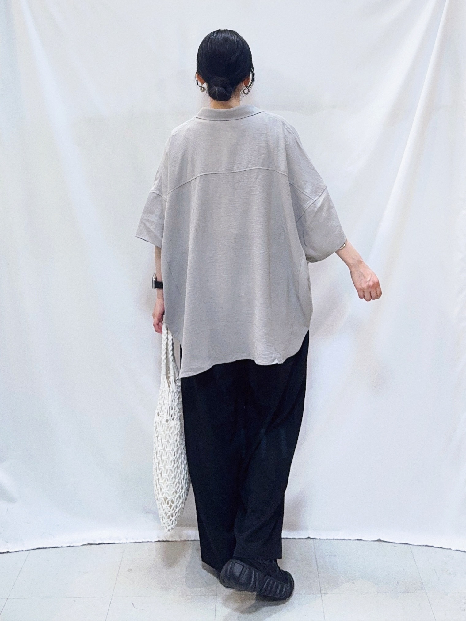𝐇𝐢𝐫𝐨𝐦𝐢さんの「SHOO･LA･RUE｜【高レビュー/洗濯後しわになりにくい/体型カバー】きちんとゆるっと 大人の抜け感 ポンチョ風カラーシ」を使ったコーディネート